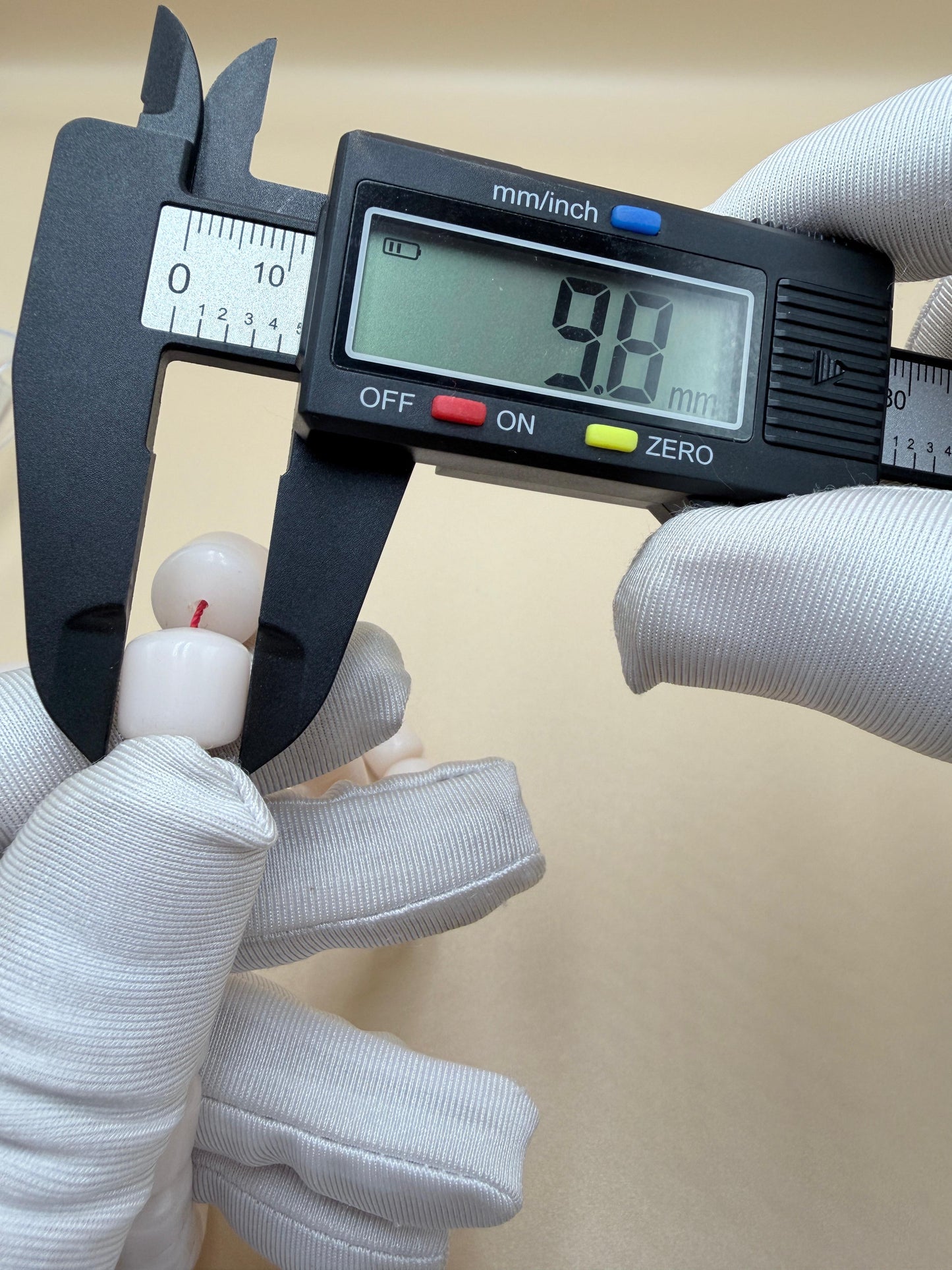 مسباح دومينو صب جديد، مع أمامة احتياطية وكبوس.
New Domino Misbah, with an extra head and cap.