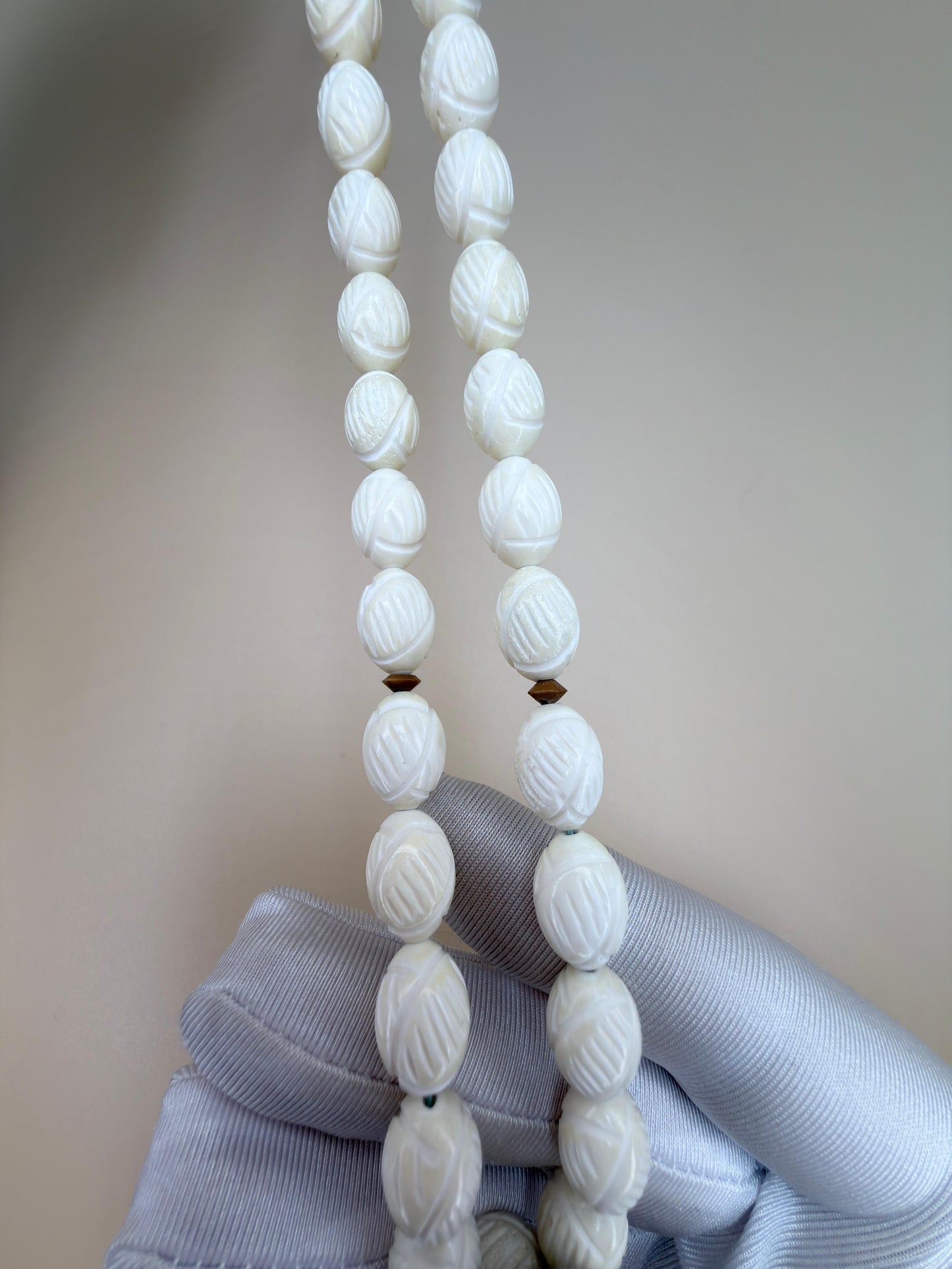 مسباح عظم جمل مع شاهد وفواصل كوك منحوتة يدويا
Camel Bone Misbaha with hand-carved Koka (coconut) shahid and spacers, crafted with fine traditional details