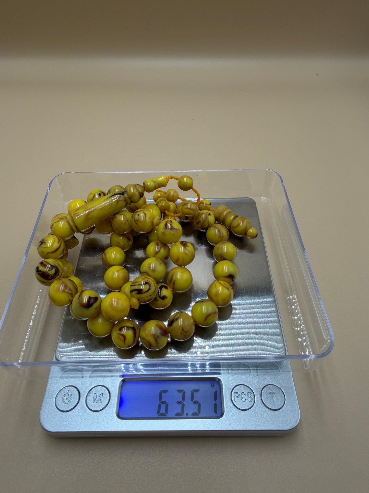 مسباح سندلوس، بخراطة مميّزة، الخام عصيان.
Sandalwood Misbah with Distinctive Carving, Raw Rod Material.