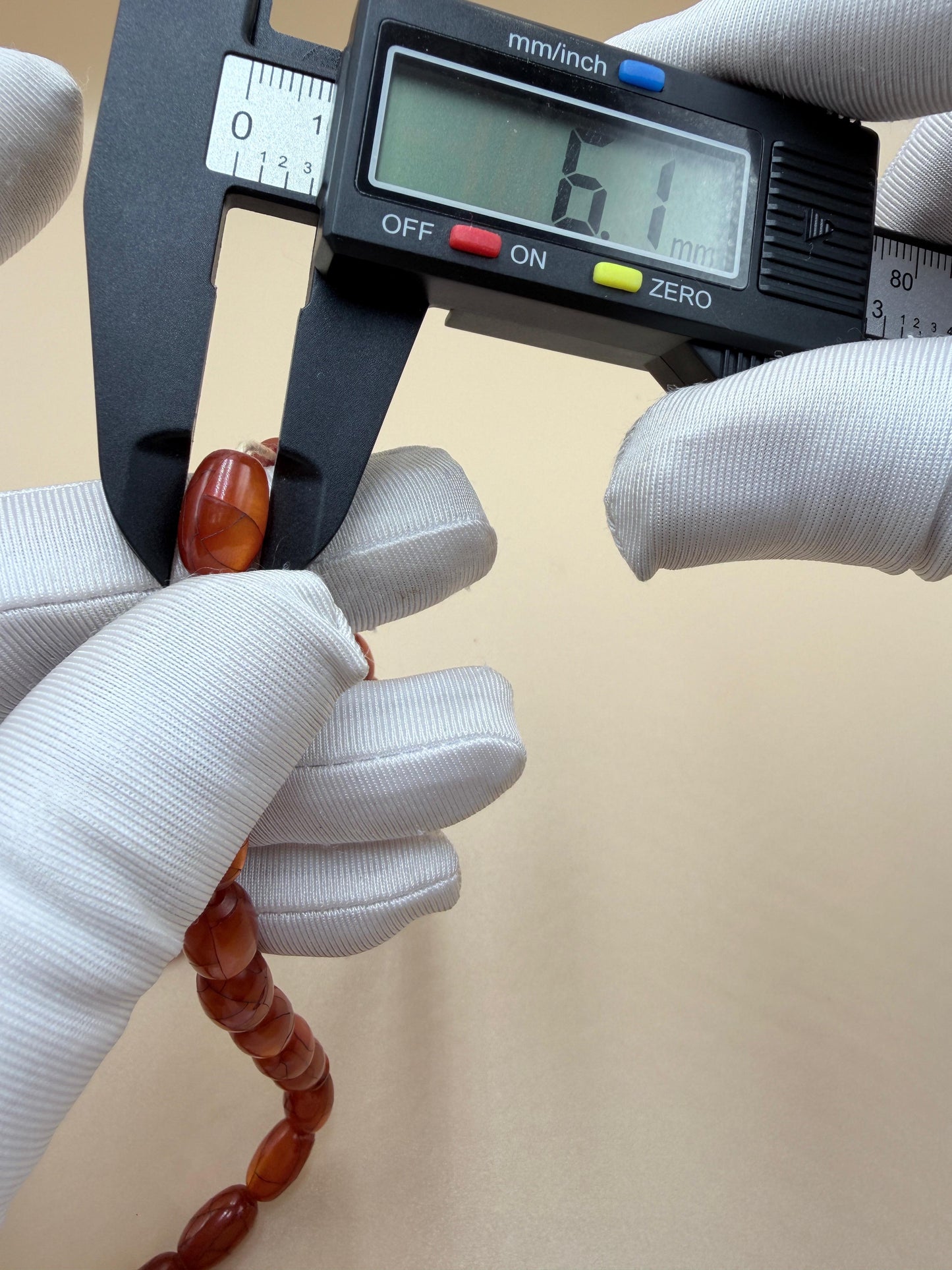 مسباح أنتيك من خراطة شعبان الأب، عمر المسباح أكثر من 80 سنة.
Antique Misbah by Shaban Al-Ab (master turner), over 80 years old.