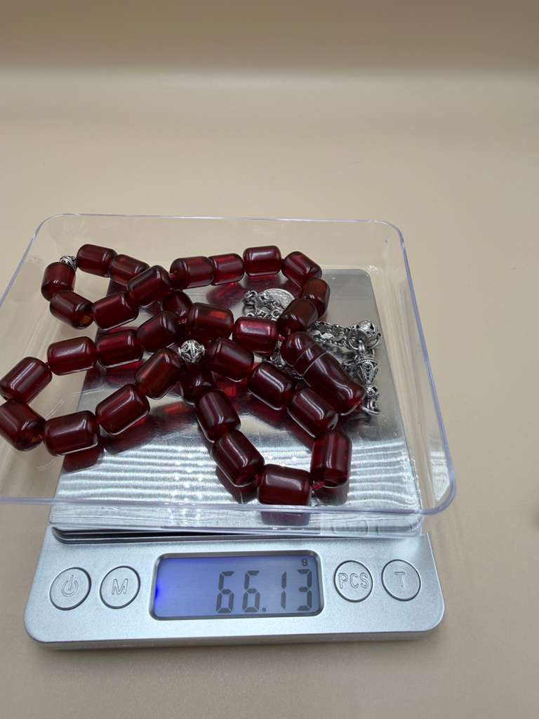 مسباح سندلوس، بخراطة مميّزة، مع شرابة فضة عيار 500.Sandalwood Misbah with Distinctive Carving, Featuring 500 Silver Tassel.