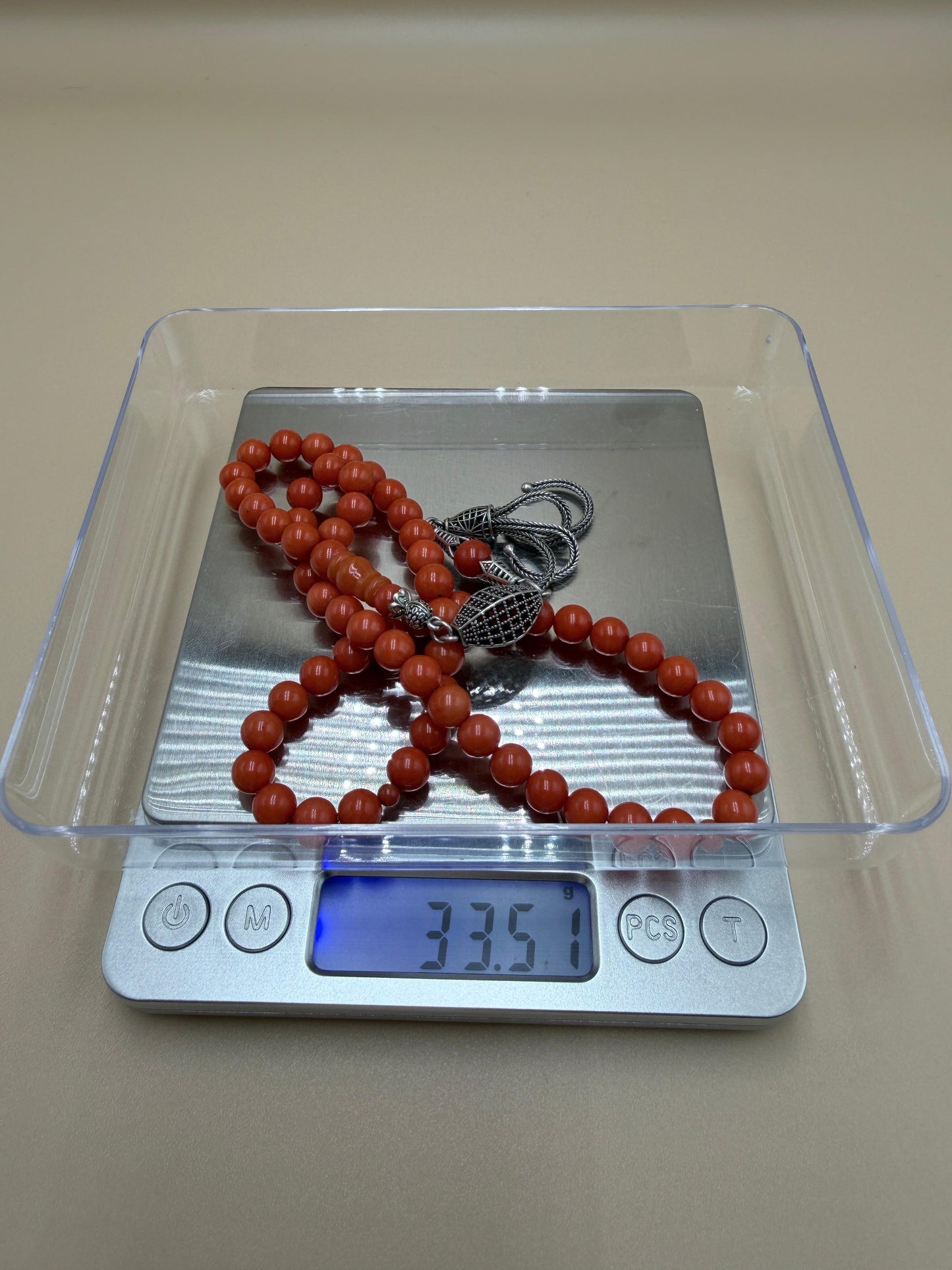 مسباح مرجان معالج بالليزر
مع شرّابة فضة عيار 925
Laser-treated Coral Misbaha
With 925 sterling silver tassel