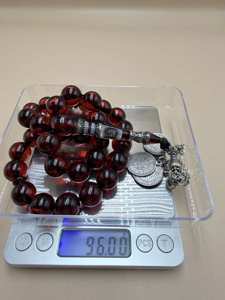 مسباح فاتوران أصلي
مع شاهد بصورة الرئيس صدام حسين
Vintage Faturan Misbaha
Featuring a bead with an image