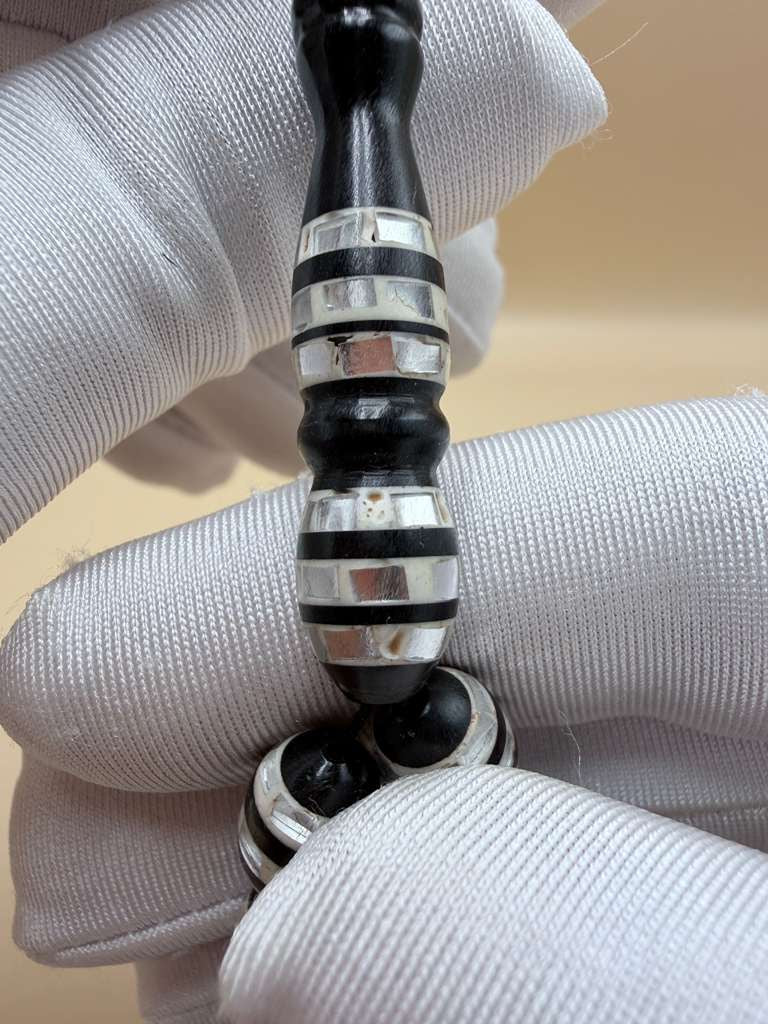 مسباح كوك، مطعّم صدف، خراطة مسباح السواح.
Kuka Wood Misbah, Inlaid with Mother of Pearl, Handcrafted by Al-Sawah Rosary Workshop.