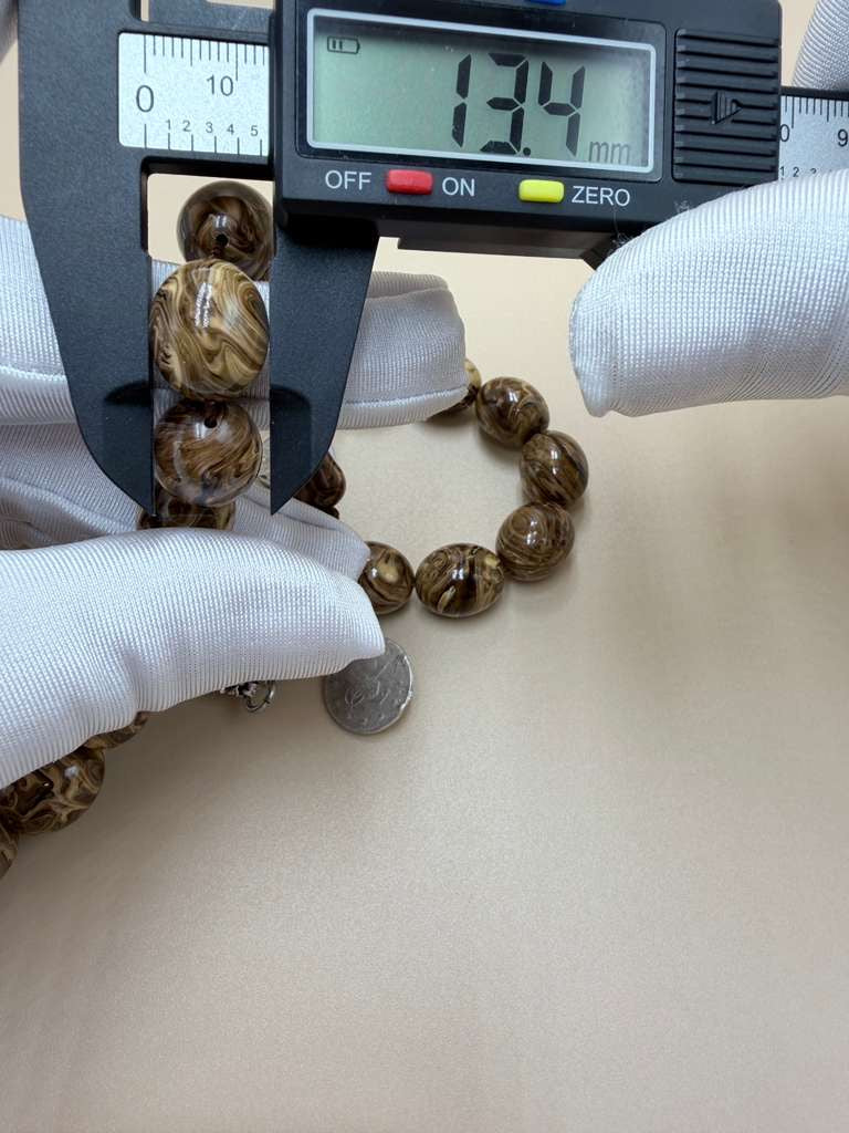 مسباح مسكي خام عصي (دبس وراشي) مع شرّابة فضة عيار ٥٠٠. Raw Musk Misbaha (Dibs & Wrashi sticks) with a 500 silver tassel.