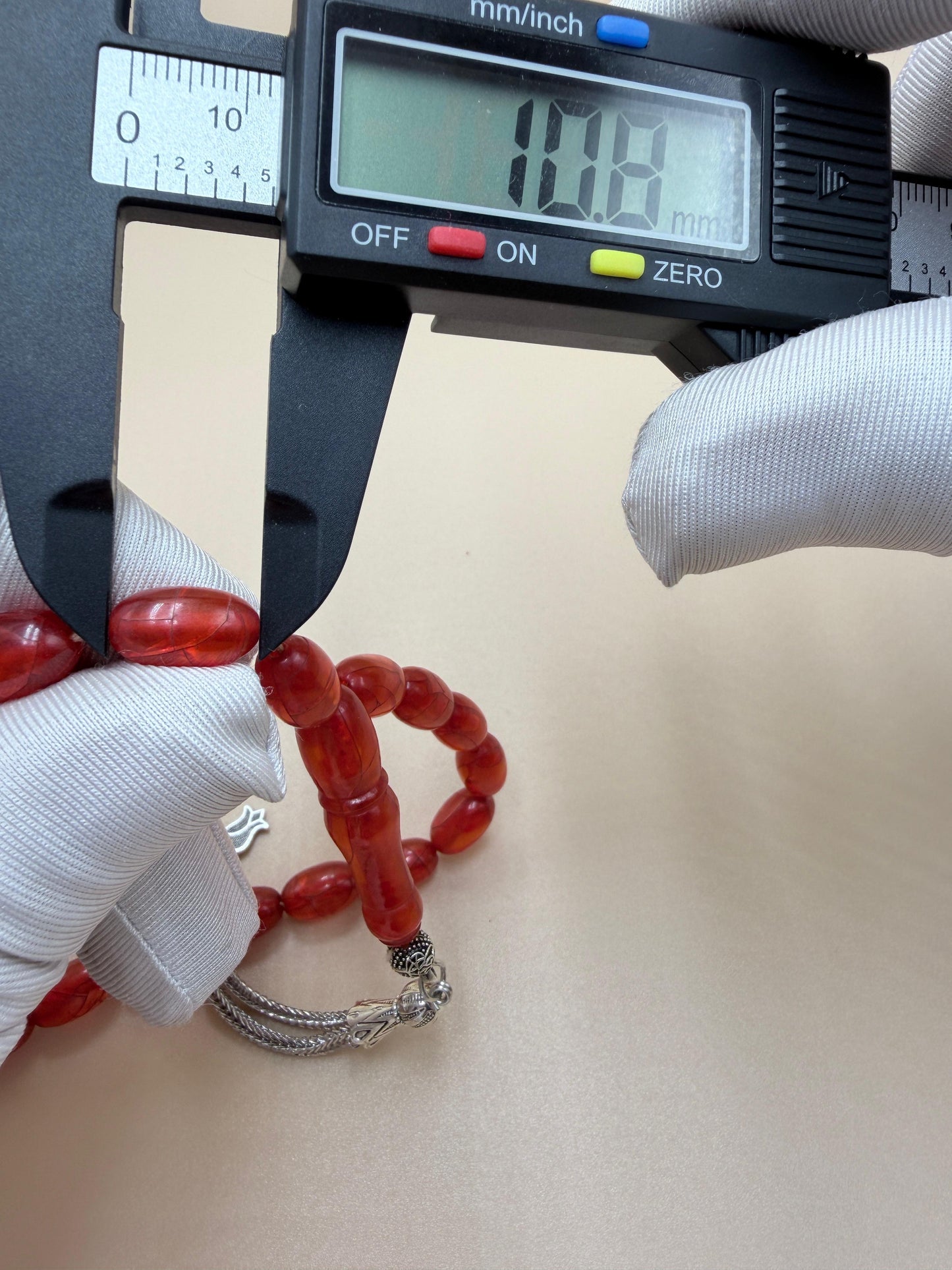 مسباح خام جيكي مكرك أنتيك، من خراطة شعبان الأب، عمر المسباح أكثر من 80 سنة.
Antique raw Jiki Makrak Misbah, by Shaban Al-Ab (master turner), over 80 years old.