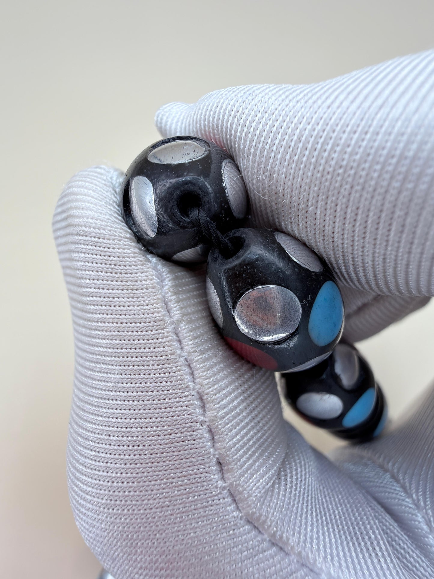 مسباح كوك قديم بتطعيم نحاس ومينا مع أحجارفيروز ومرجان
Vintage Koka Misbaha, inlaid with brass and enamel, featuring Turquoise and Coral stones.