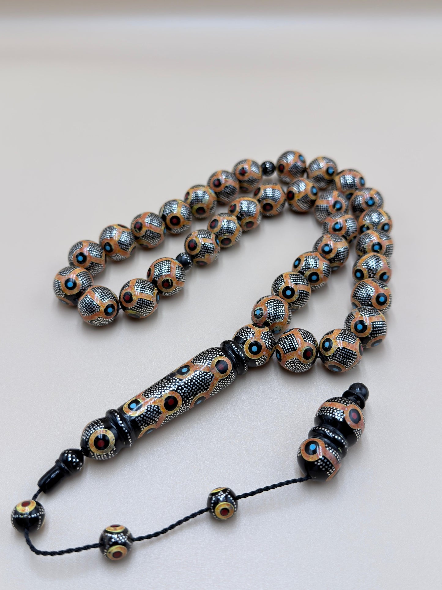 Antique Red Sea Coral
Inlaid with 925 sterling silver, featuring natural amber, coral, and turquoise. يسر بحر أحمر أنتيك
مطعّم بالفضّة الخالصة عيار 925، ومزيّن بأحجار الكهرمان الطبيعي، والمرجان، والفيروز