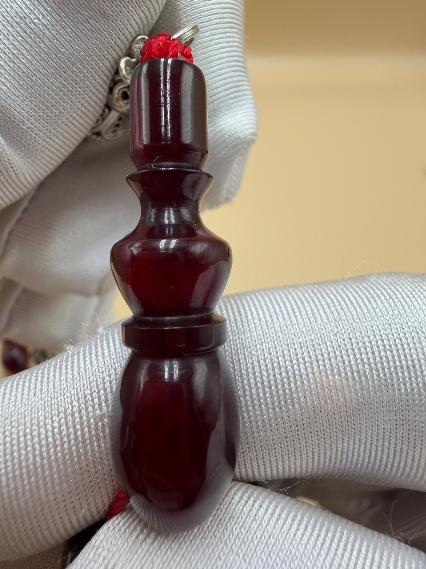 مسباح فاتوران عرق ناعم، قصة زيتونة، مع شرابة وفواصل فضة عيار 500.Faturan Misbah with Fine Veins, Olive-Style Carving, Featuring Tassel and Spacers in 500 Silver.