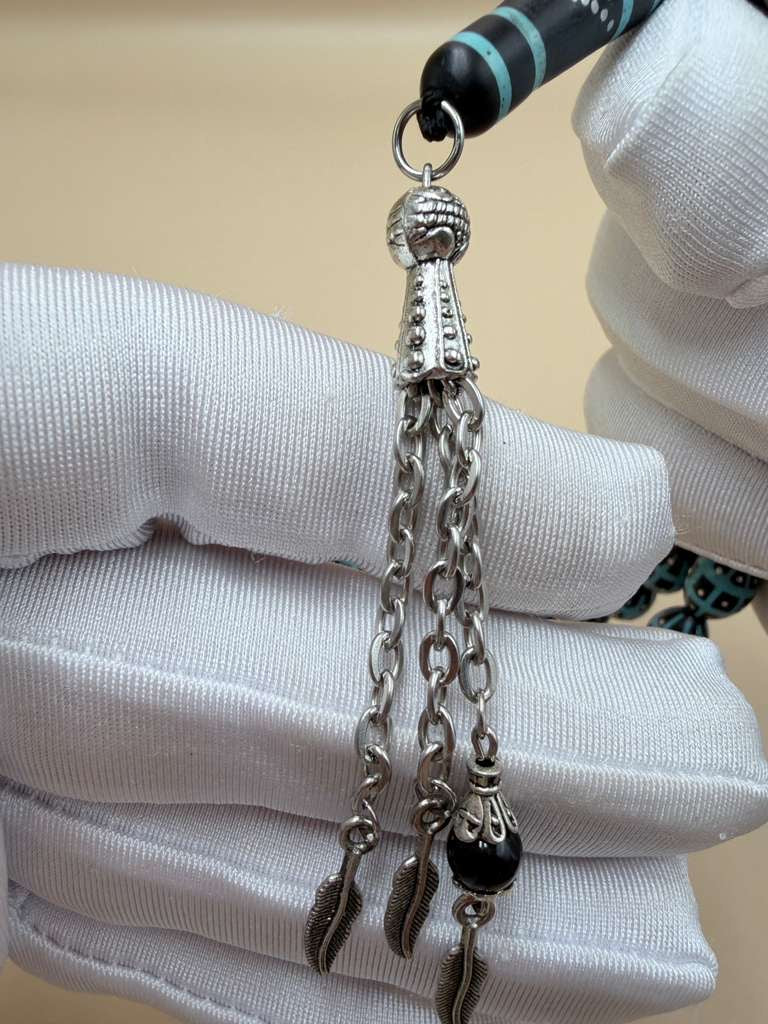 مسباح كوك، مطعّم قصدير وتراب حجر الفيروز.
Kuka Wood Misbah, Inlaid with Tin and Turquoise Stone Powder.