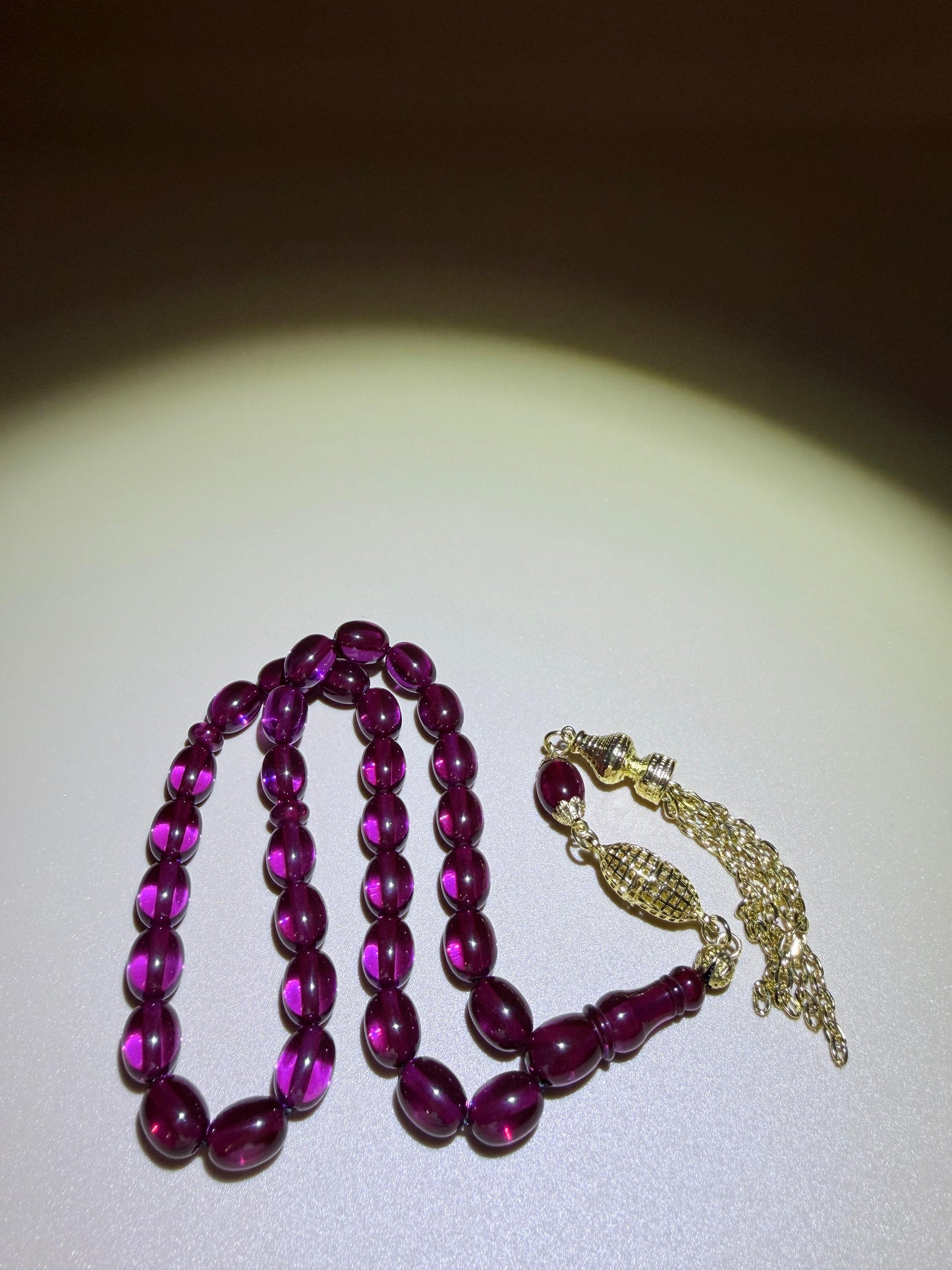 مسباح سندلوس كفّيه مع شرّابة مطلية ذهب
Sandaloos Misbaha (Kaffiyeh style)
With gold-plated tassel