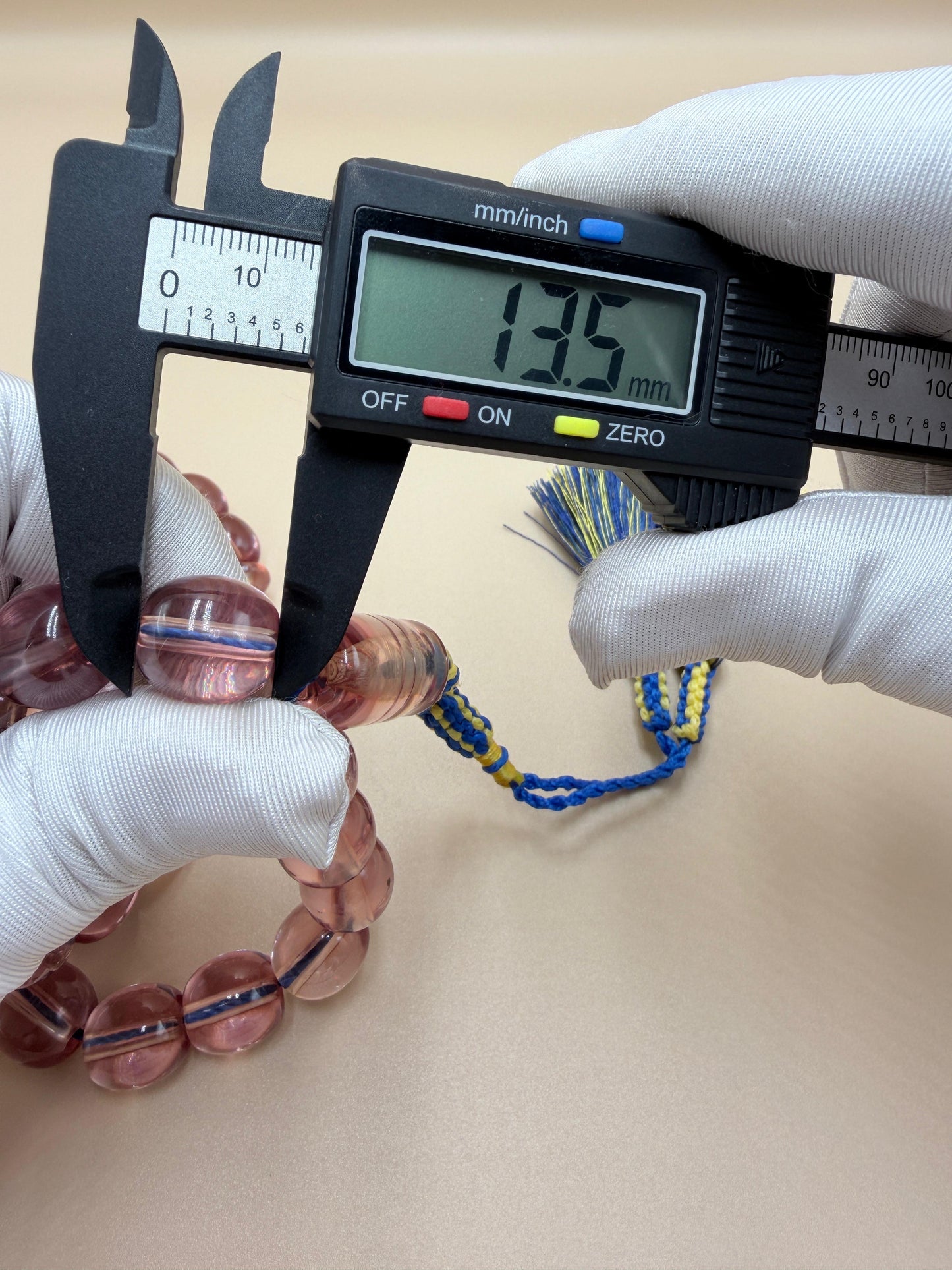 مسباح سندلوس شفاف وردي — قطعة نوادر.
Misbah made of transparent pink Sandalus — a rare piece.