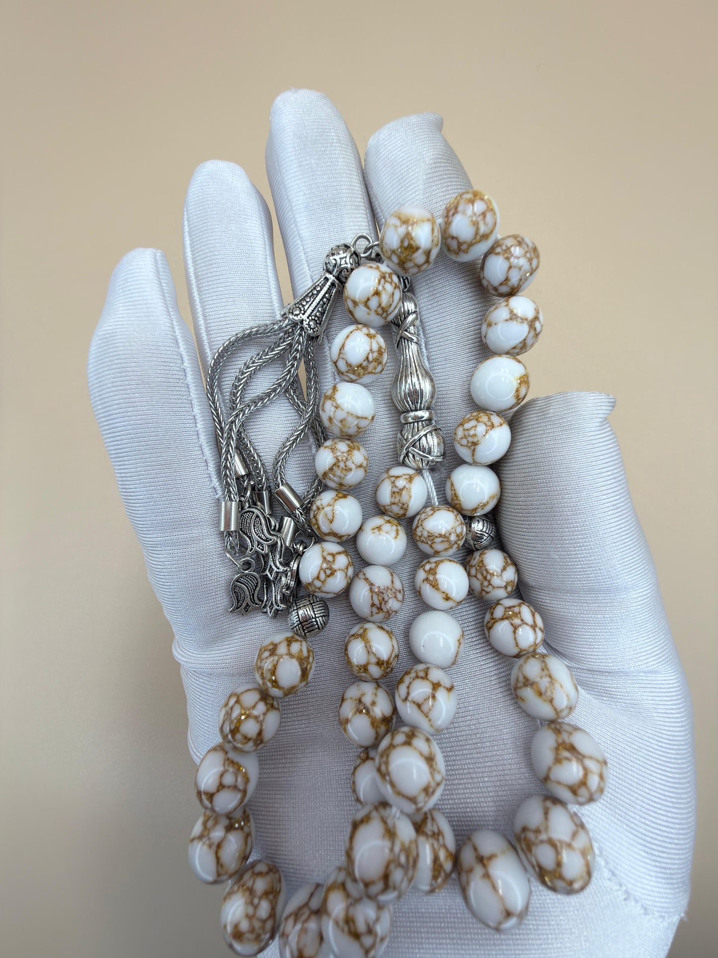 مسباح حجر الهوليت طبيعي بلون المميز
Howlite Stone Misbaha.