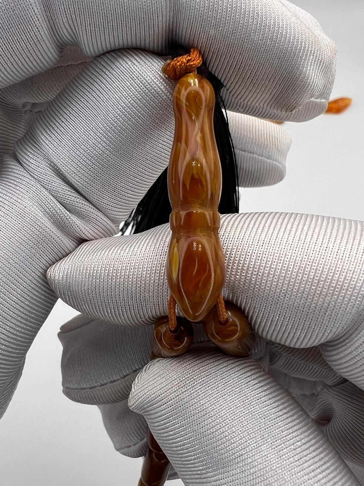 مسباح سندلوس قصة كبسولي، صنعة نظيفة ولمعته ثابتة.
Sandalwood tasbih with capsule-cut beads,.