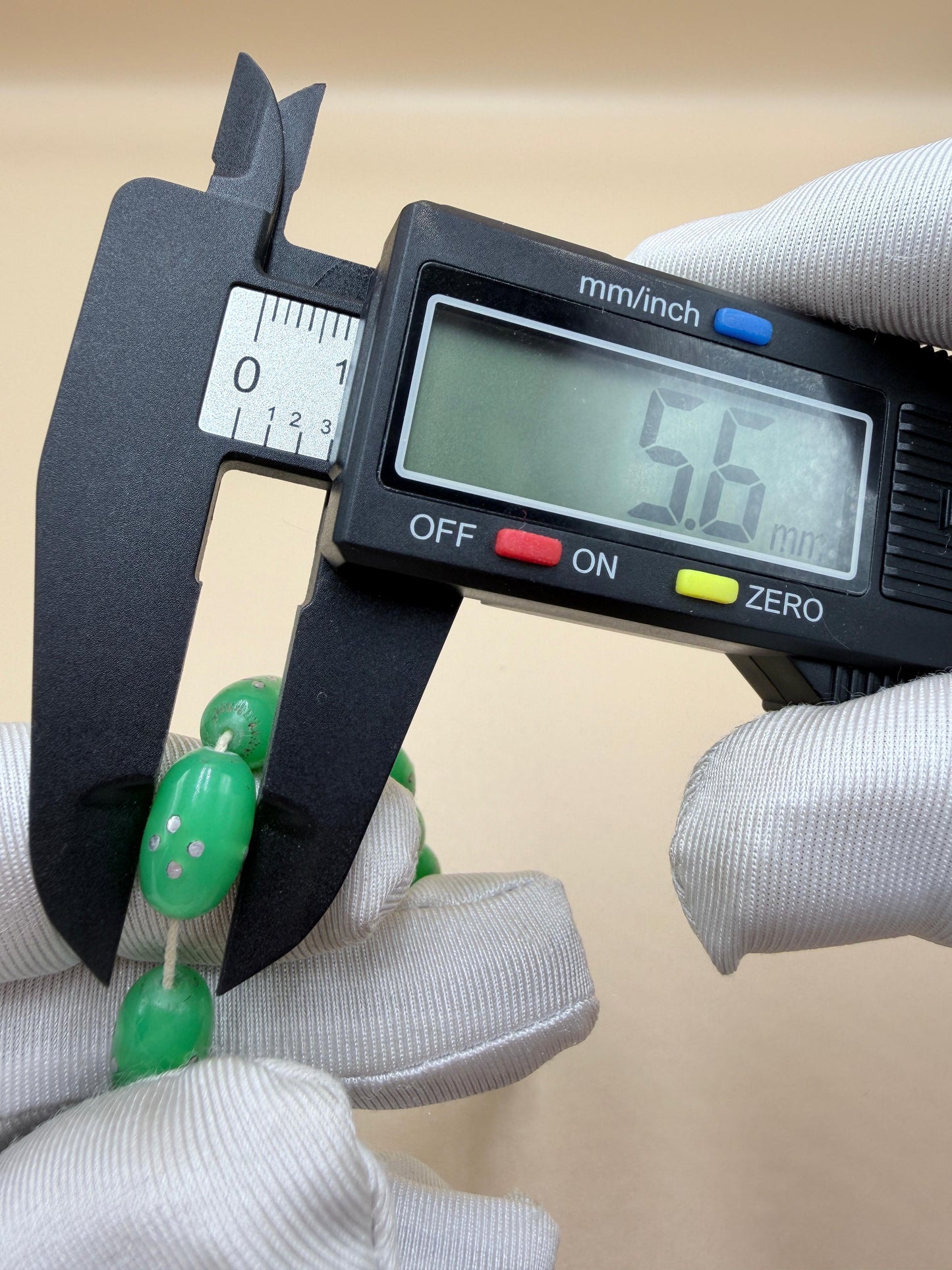 مسباح أنتيك الخام چيكي، من خراطة شعبان الأب، عمر المسباح أكثر من 80 سنة.
Antique Raw Jiki Misbah, by Shaban Al-Ab (master turner), over 80 years old.