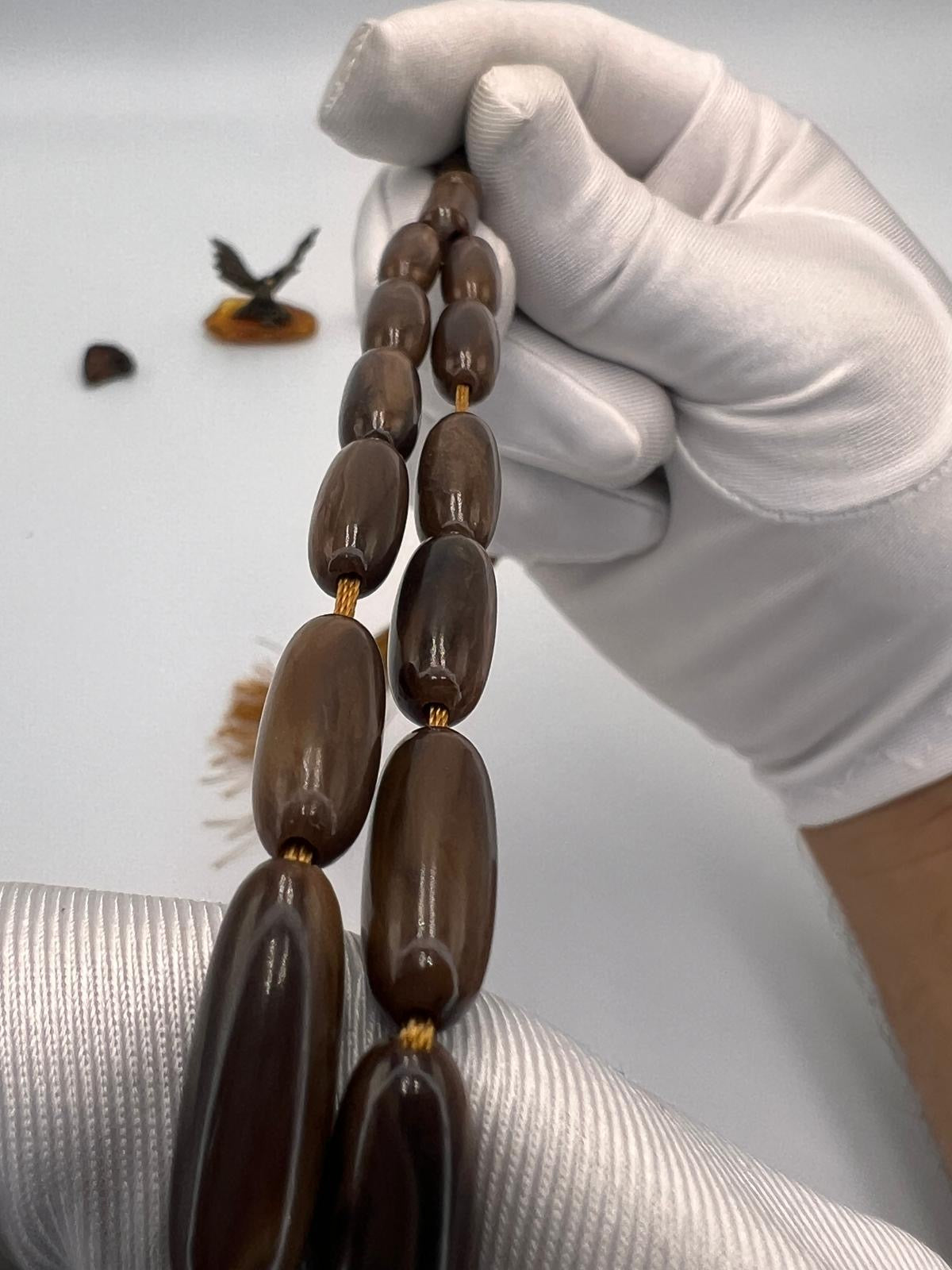 مسباح سندلوس قصة كبسولي، صنعة نظيفة ولمعته ثابتة.
Sandalwood tasbih with capsule-cut beads,.