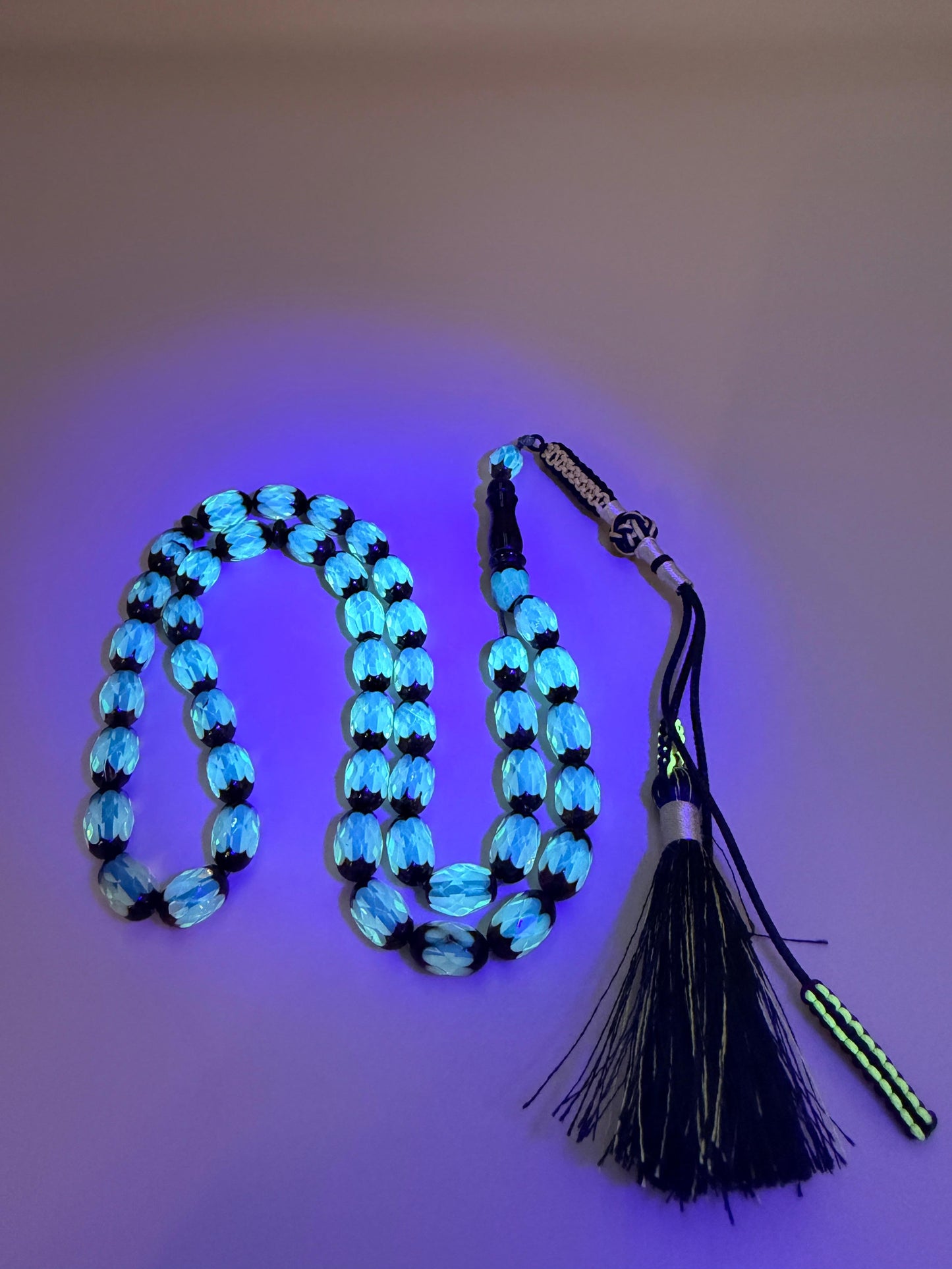 مسباح كهرمان (كهرب) حر
مترش – قصة بيض حمام
Amber (Kahrab) Misbaha – Natural
Polished – Pigeon egg cut