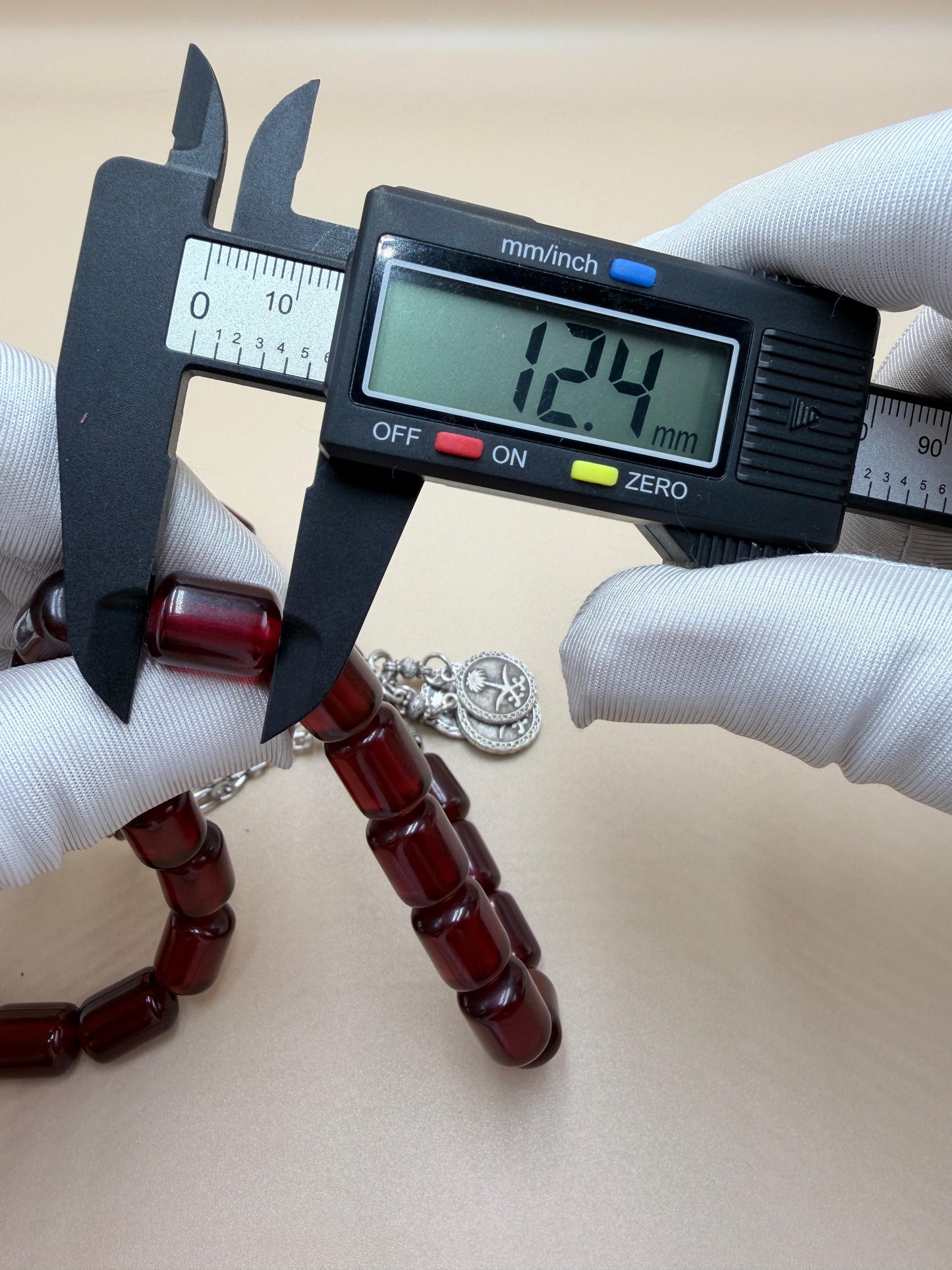 مسباح سندلوس مأنتك، تقليد بيت عنوز مع شرابة فضّة عيار 500.
Antique-style Sandalus Misbah, Anouz House replica, with a 500-grade silver tassel.