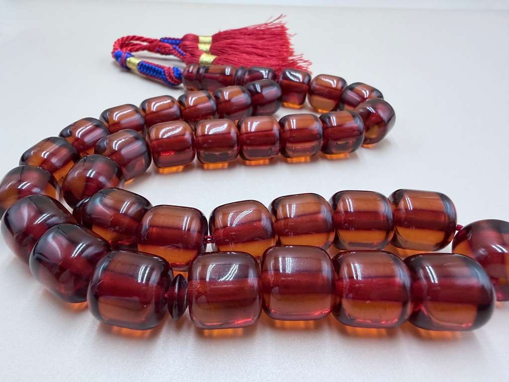 مسباح سندلوس، بخراطة مميزة.
Sandalwood Misbah with Distinctive Carving.