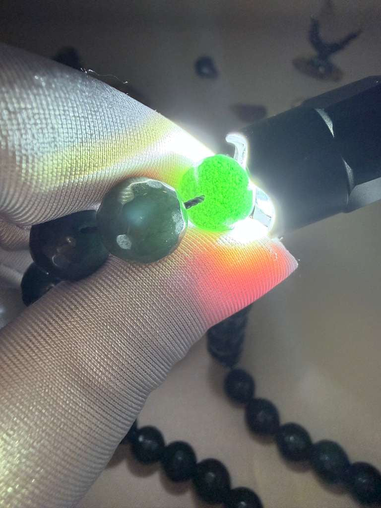 مسباح حجر الحظ الصيني مع شرّابة مطليةChinese Lucky Stone Misbaha with gold-plated tassel.