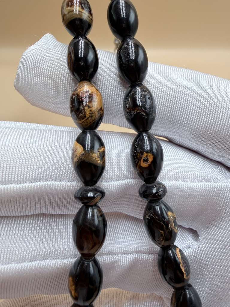 مسباح يسر بحر أحمر ساده، خامة مميّزة مع عروق فاير. Red Sea Coral Misbah, Plain Style, Premium Material with Fire Veins.