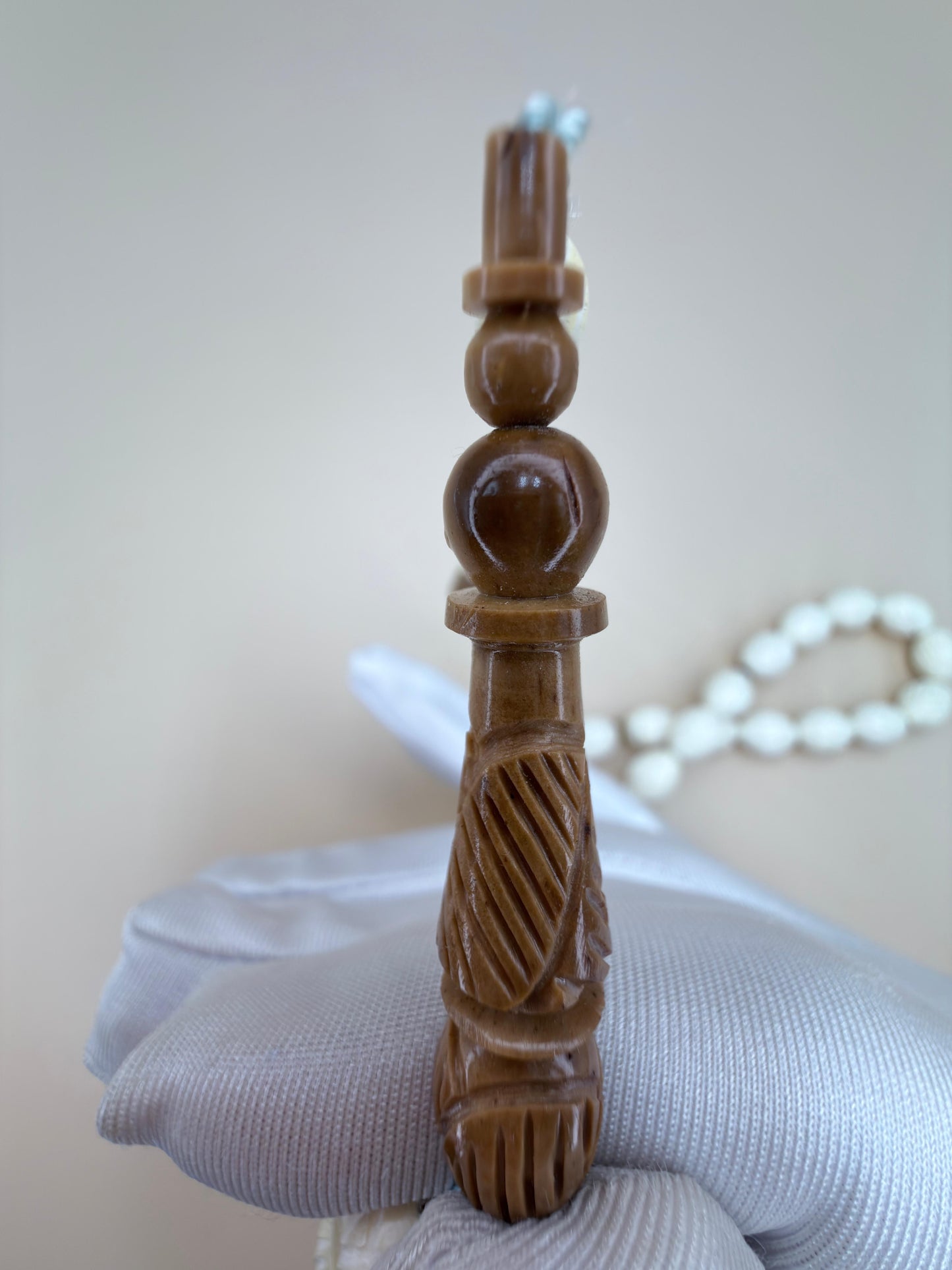 مسباح نارجيل (كوك) مع شاهد منحوت يدوياً
Coconut (Koka) Misbaha with a hand-carved shahid bead, crafted with artistic detail.