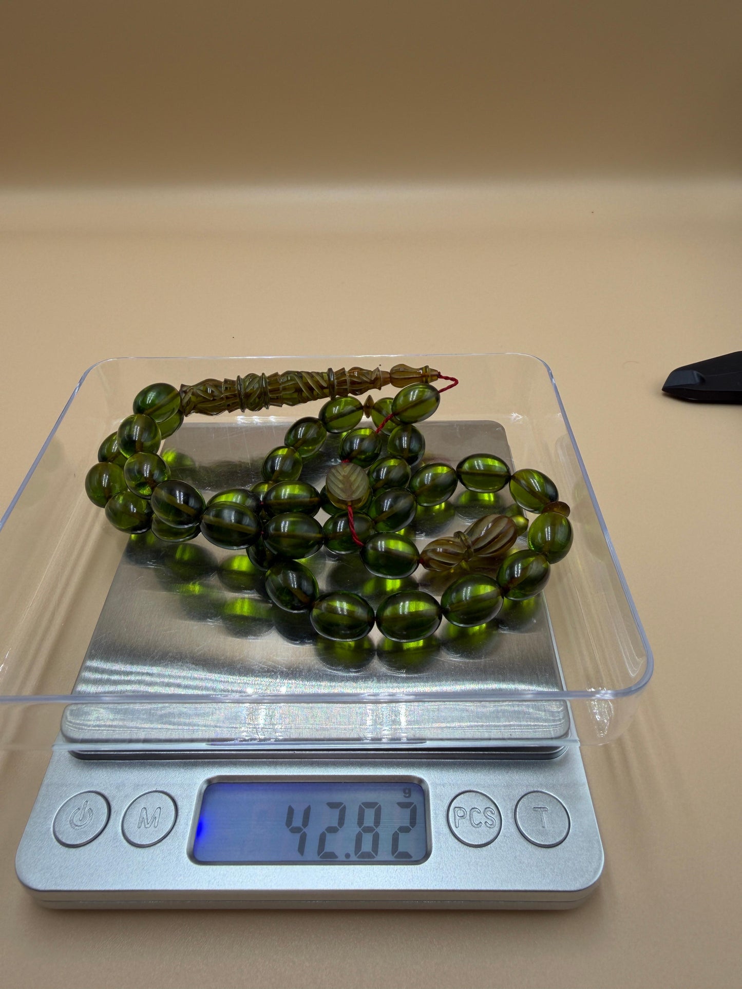 مسباح سندلوس شفاف نفطي، مع شاهد مميّز منقوش. Transparent Oily Sandalwood Misbah with a Distinctively Engraved Marker.