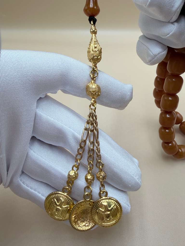 مسباح مسكي خام قديم، مع شرابة مطليّة ذهب 24K. Old Raw Musk Misbah with 24K Gold-Plated Tassel.