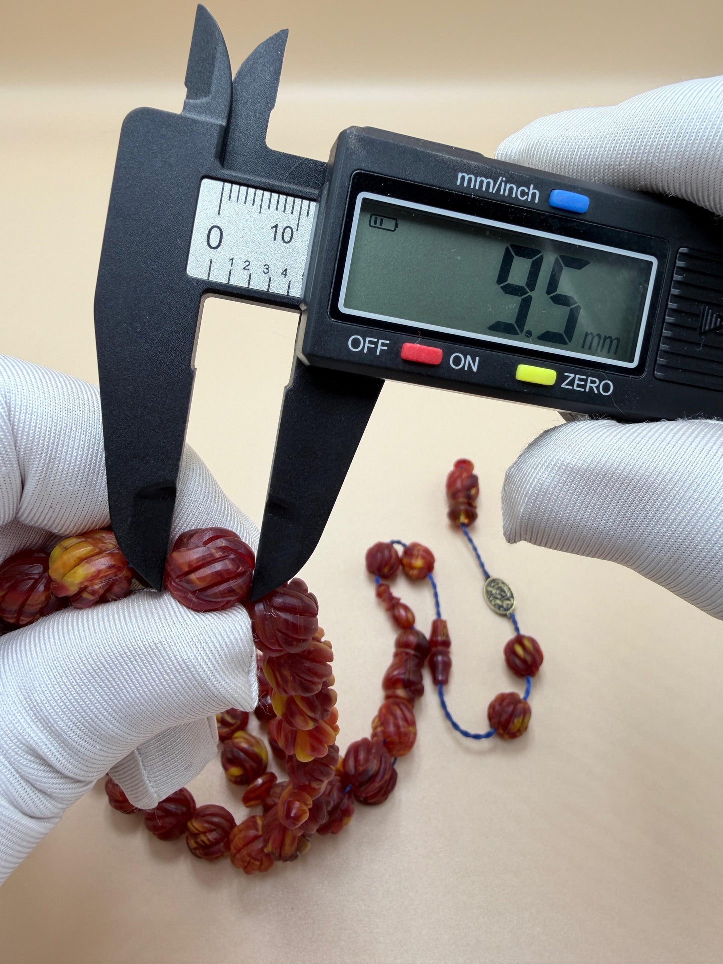 مسباح فاتوران، منقوش يدويًا بالكامل — قطعة نوادر.
Misbah Fatoran, fully hand-engraved — a rare piece.