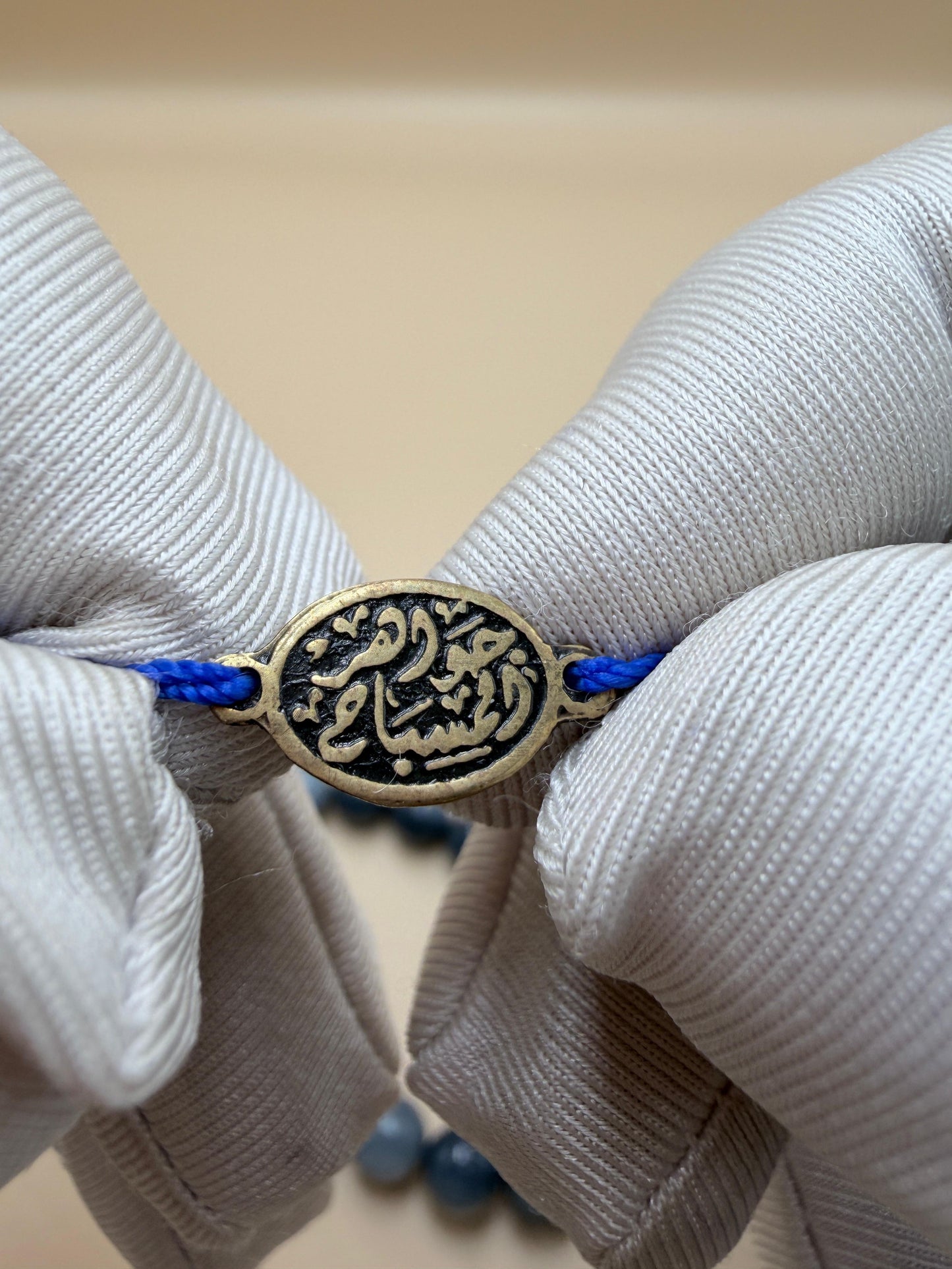 مسباح كلاليث مصدّف خام قديم، مع خراطة جديدة — قطعة نوادر.
Misbah Kallalith with raw antique mother-of-pearl, featuring new turning — a rare piece.