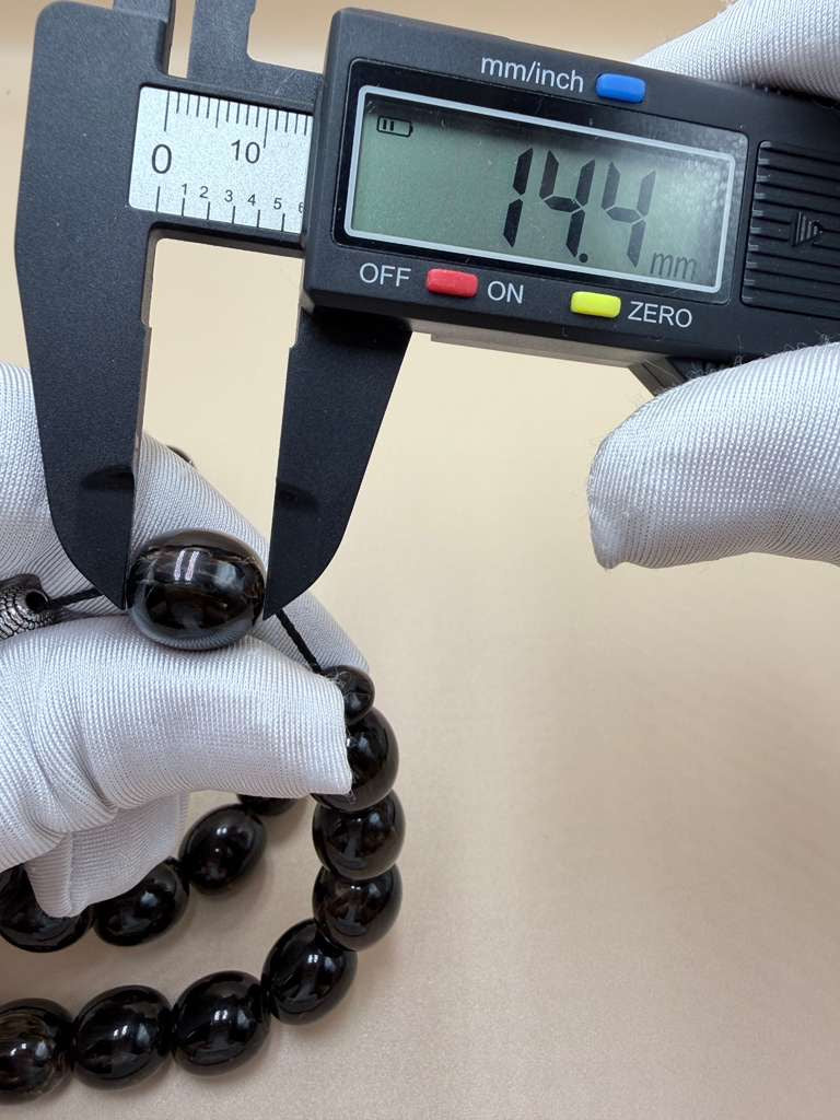 مسباح مسكي خام بولندي، بخراطة جديدة، مع شرابة فضة 500.Polish Raw Musk Misbah with New Carving, Featuring 500 Silver Tassel.