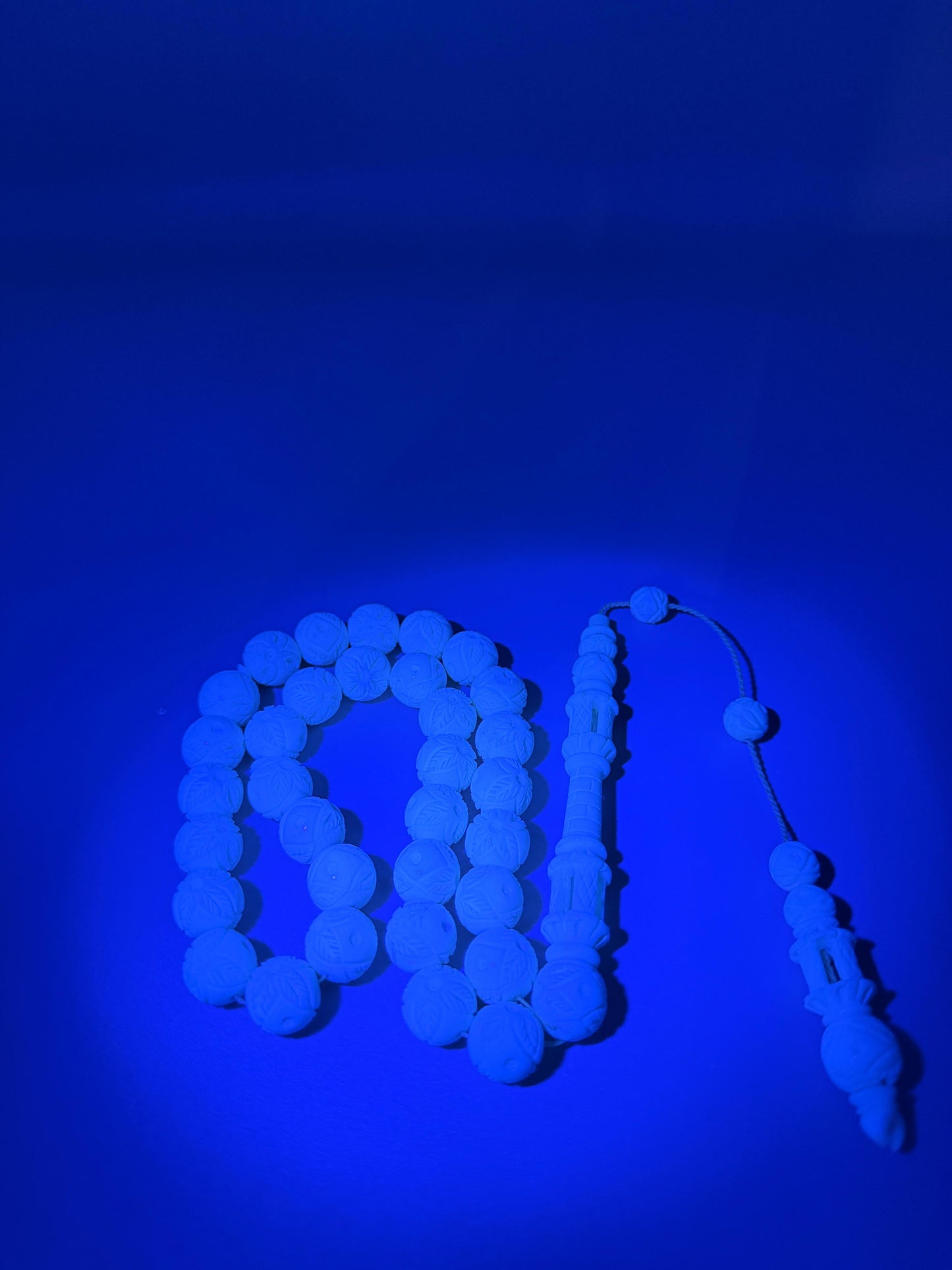 مسباح عظم جمل مميّز، نقش يدوي بالكامل
Misbah – Distinctive Camel Bone, fully hand-carved.