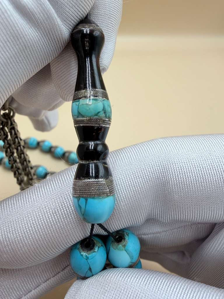 مسباح يسر أنتيك، مطعّم بالفيروز الحر السيناوي والفضة عيار 925.Antique Yusr Misbah, Inlaid with Natural Sinai Turquoise and 925 Sterling Silver.