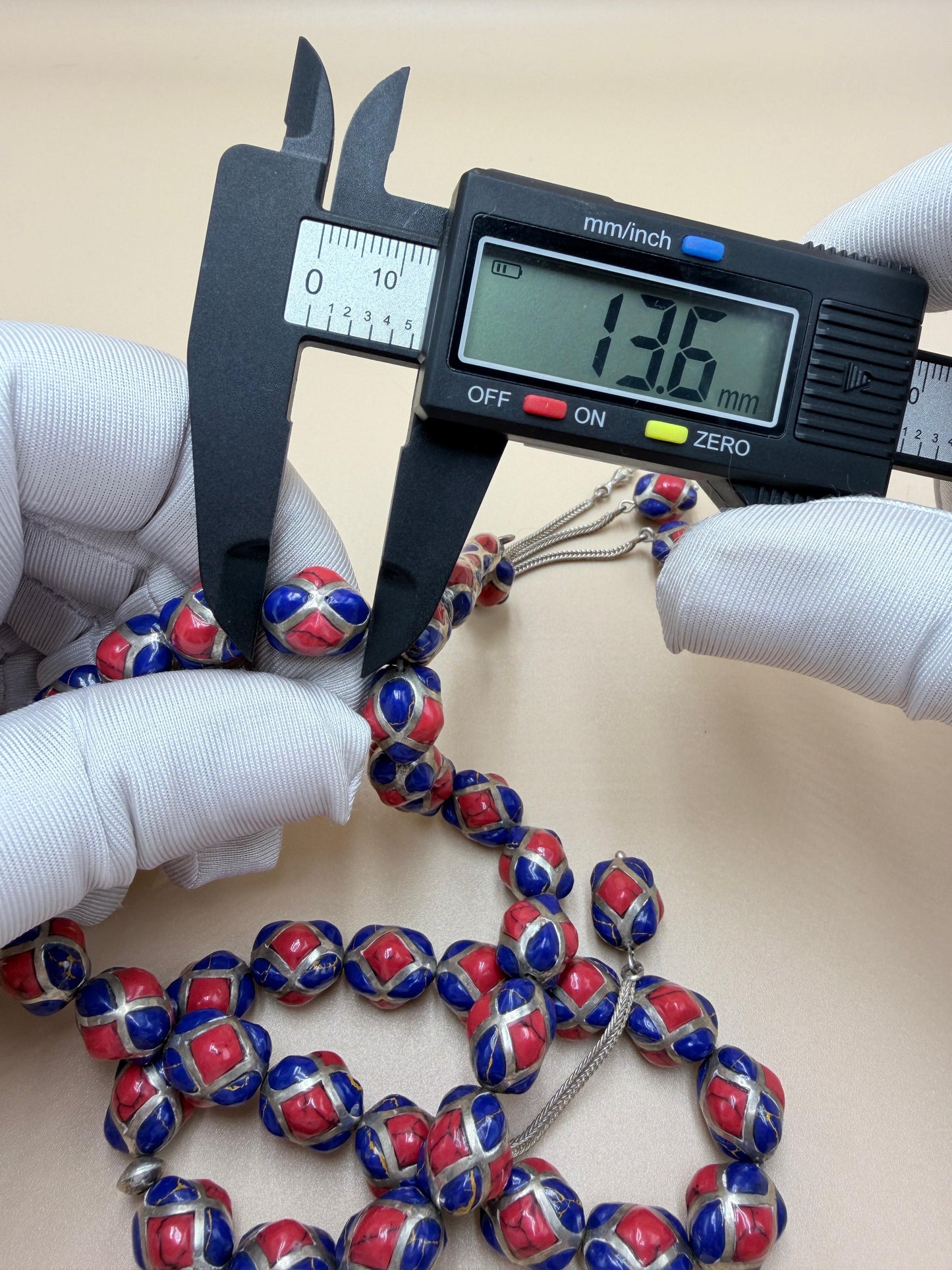 مسباح قفص فضة
مع حجر المرجان وحجر اللازورد
Silver Cage Misbaha
With Coral and Lapis Lazuli stones