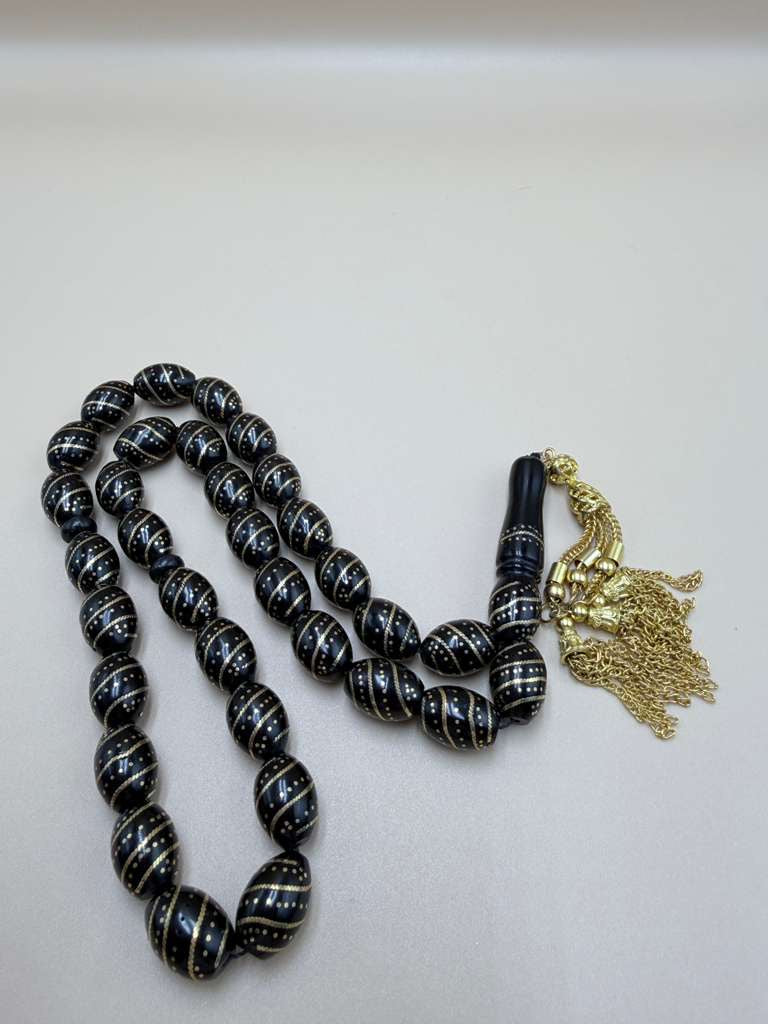 مسباح كوك، مطعّم سكروم، مع شرابة مطليّة ذهب عيار 24 Kuka Wood Misbah, Inlaid with Skroom, with 24K Gold-Plated Tassel.