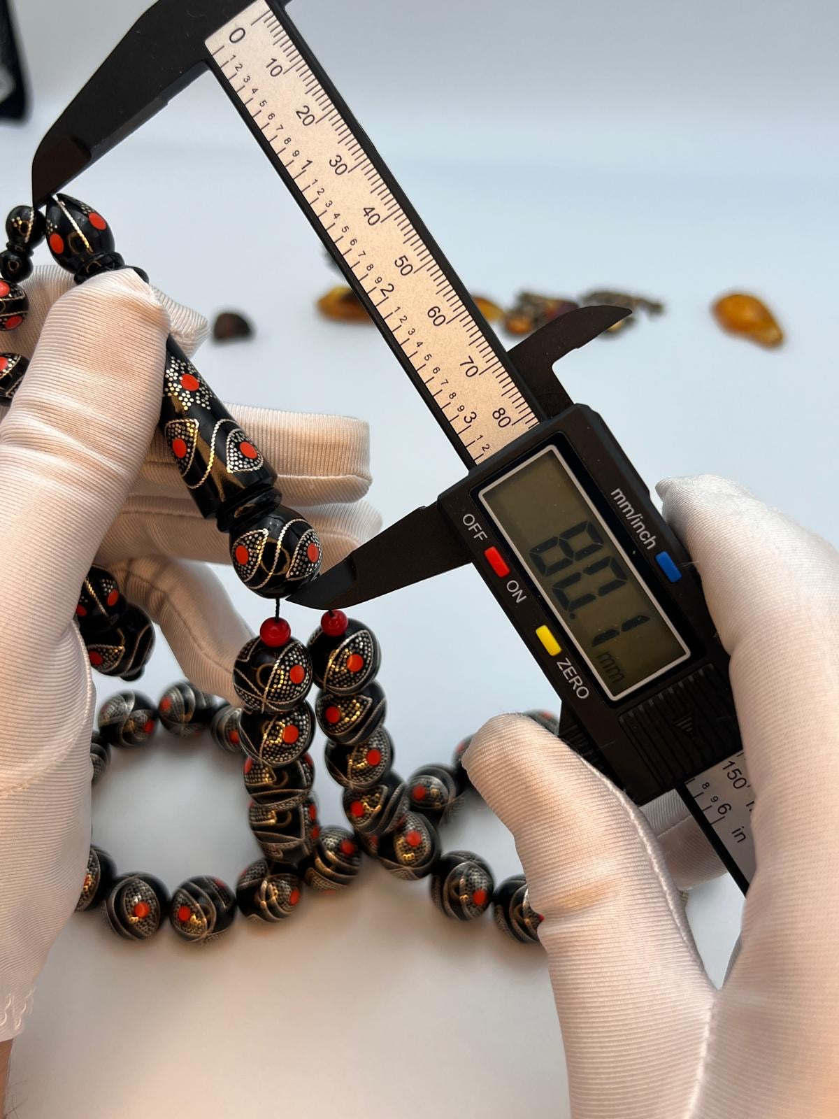 يسر بحر احمر حجم جامبو تطعيم فضة و مرجان Jumbo Red Sea Yusr Misbaha, inlaid with silver and accented with natural coral spacers.