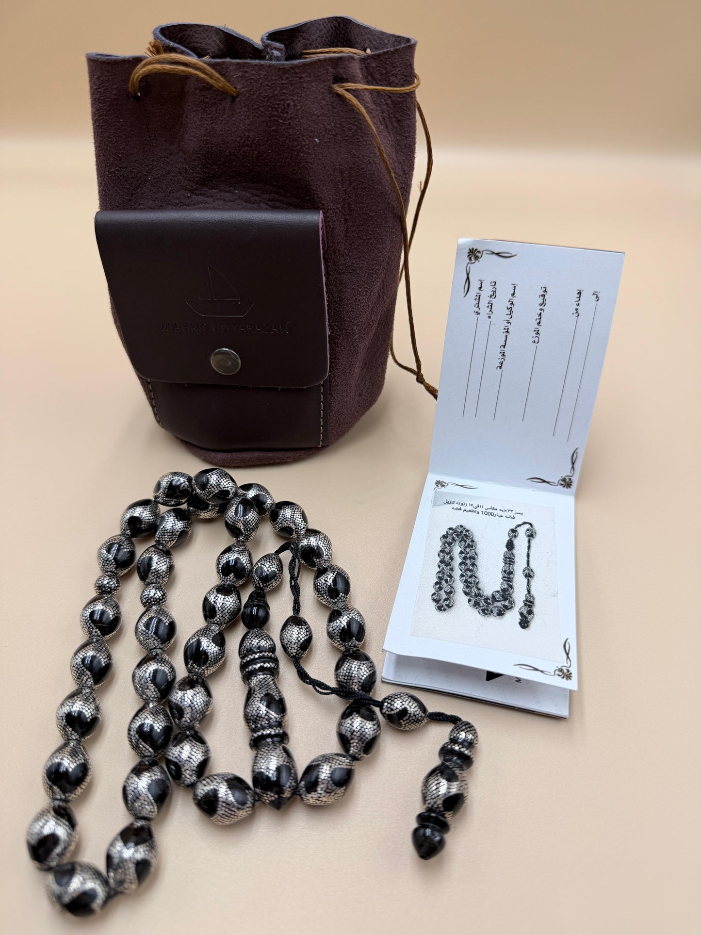 مسباح – قطعة محمود طرزان – يسر بحر أحمر الفاخرة، مطعّمة بالفضّة عيار 1000 ضمن إصدار قلب الحب
Misbah – A luxurious Mahmoud Tarzan – Red Sea Yusr, inlaid with 1000-grade silver in the Love Heart edition,