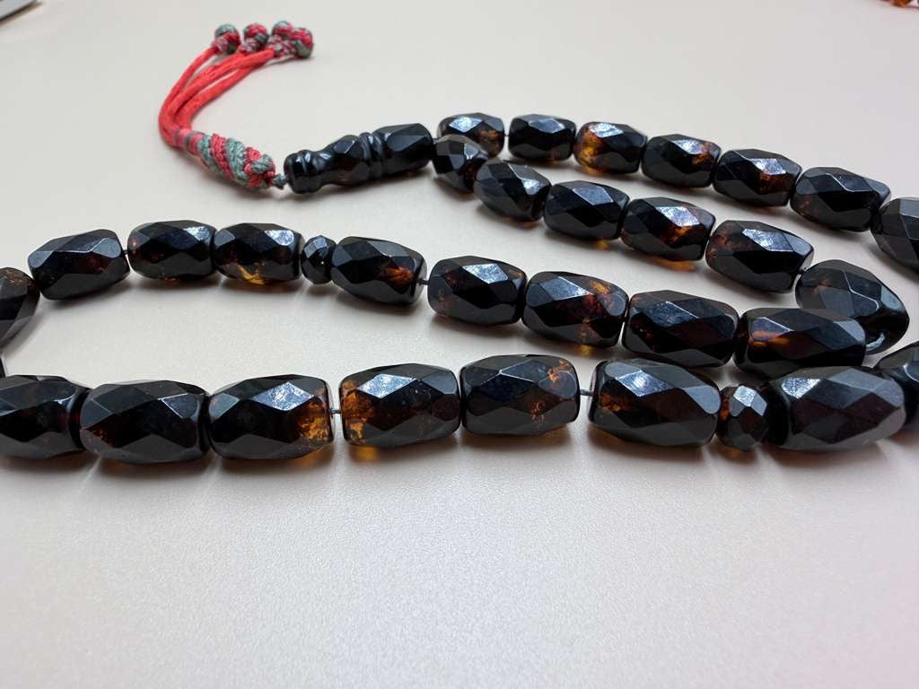 سباح كهرمان روسي مترش قصّة برميلي. Russian Amber Misbaha, polished “Barmeli” style.