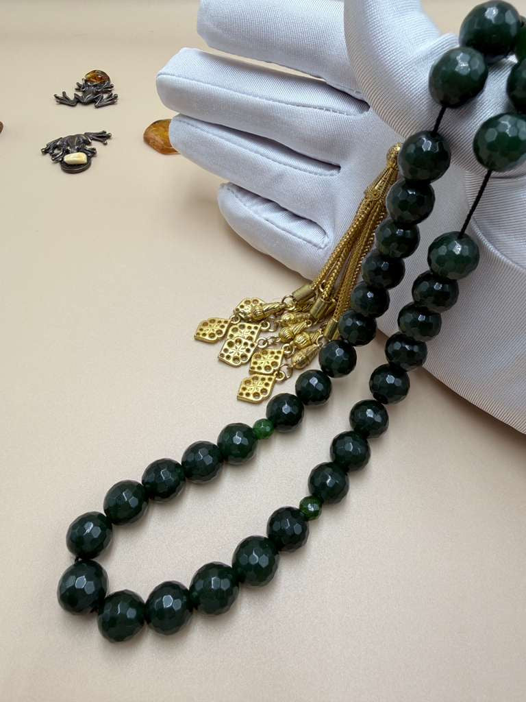 مسباح حجر الحظ الصيني مع شرّابة مطليةChinese Lucky Stone Misbaha with gold-plated tassel.