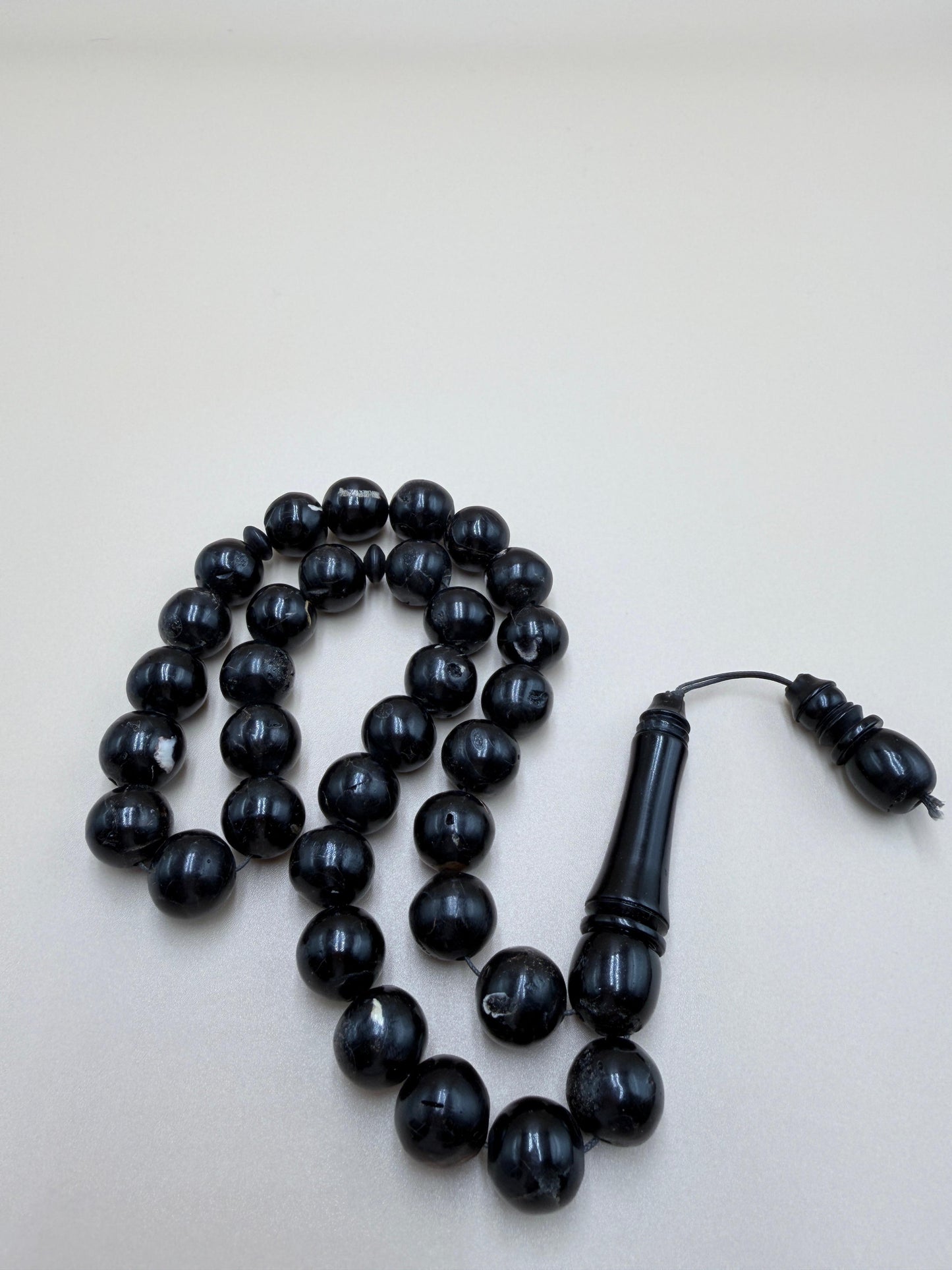 مسباح يسر بحر أحمر
أنتيك سادة من النوادر
Red Sea Yusr Misbaha
Plain antique,