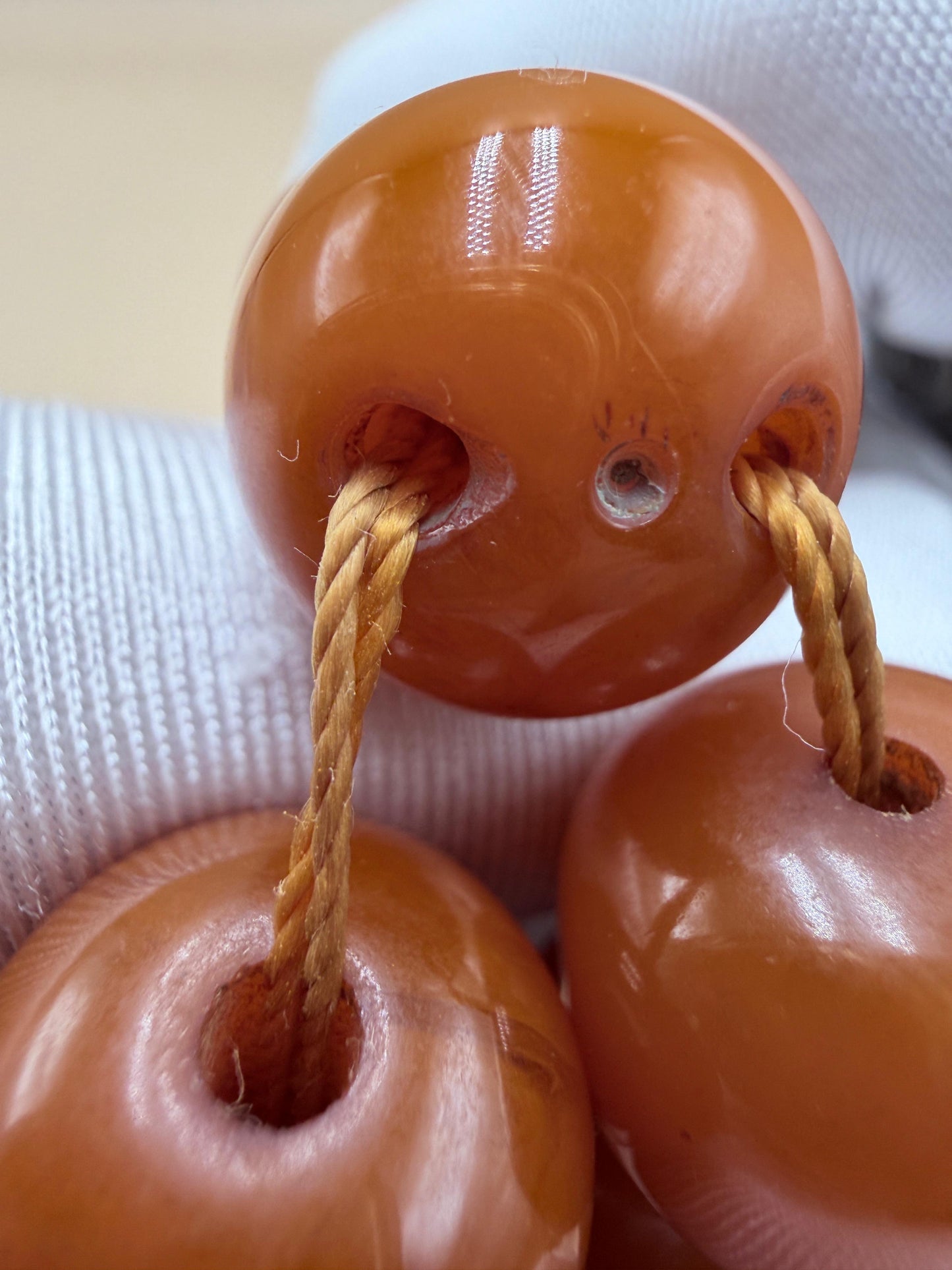 مسباح مسكي قديم، عرق أحمر، مع شرابة مميزة مزخرفة بالعملة العراقية القديمة وشرابة فضة عيار 500.