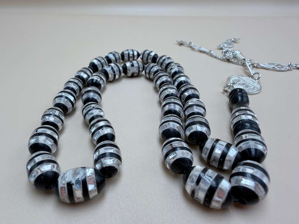 مسباح كوك، مطعّم صدف، خراطة مسباح السواح.
Kuka Wood Misbah, Inlaid with Mother of Pearl, Handcrafted by Al-Sawah Rosary Workshop.