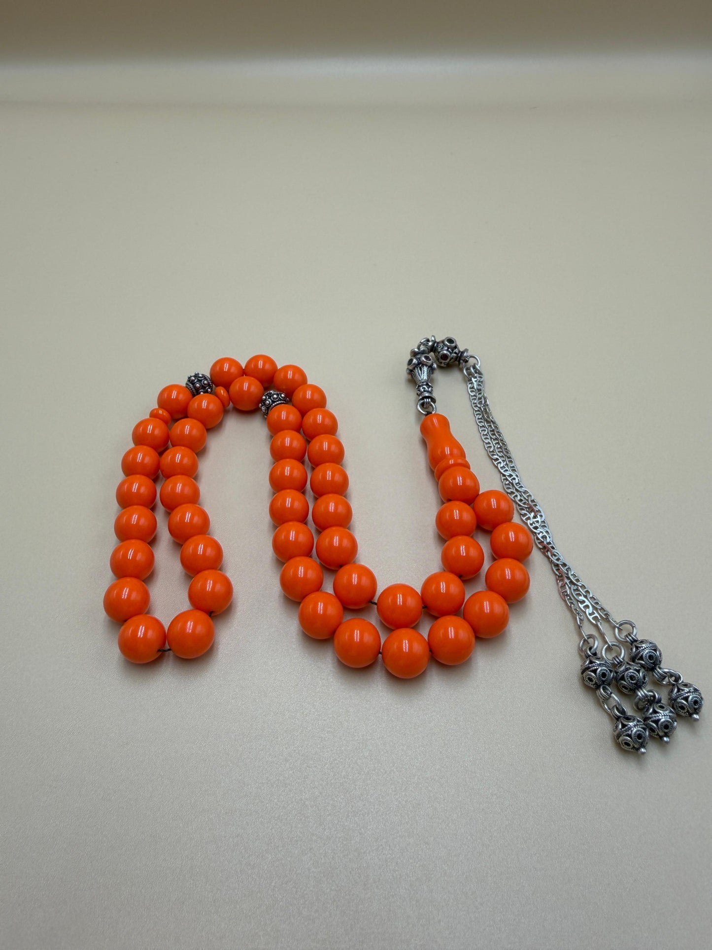 مسباح بولنك خام أنتيك، بخراطة جديدة، مع شرابة وفواصل فضة عيار 925. Antique Raw Bulnek Misbah with New Carving, Featuring Tassel and Spacers in 925 Silver.