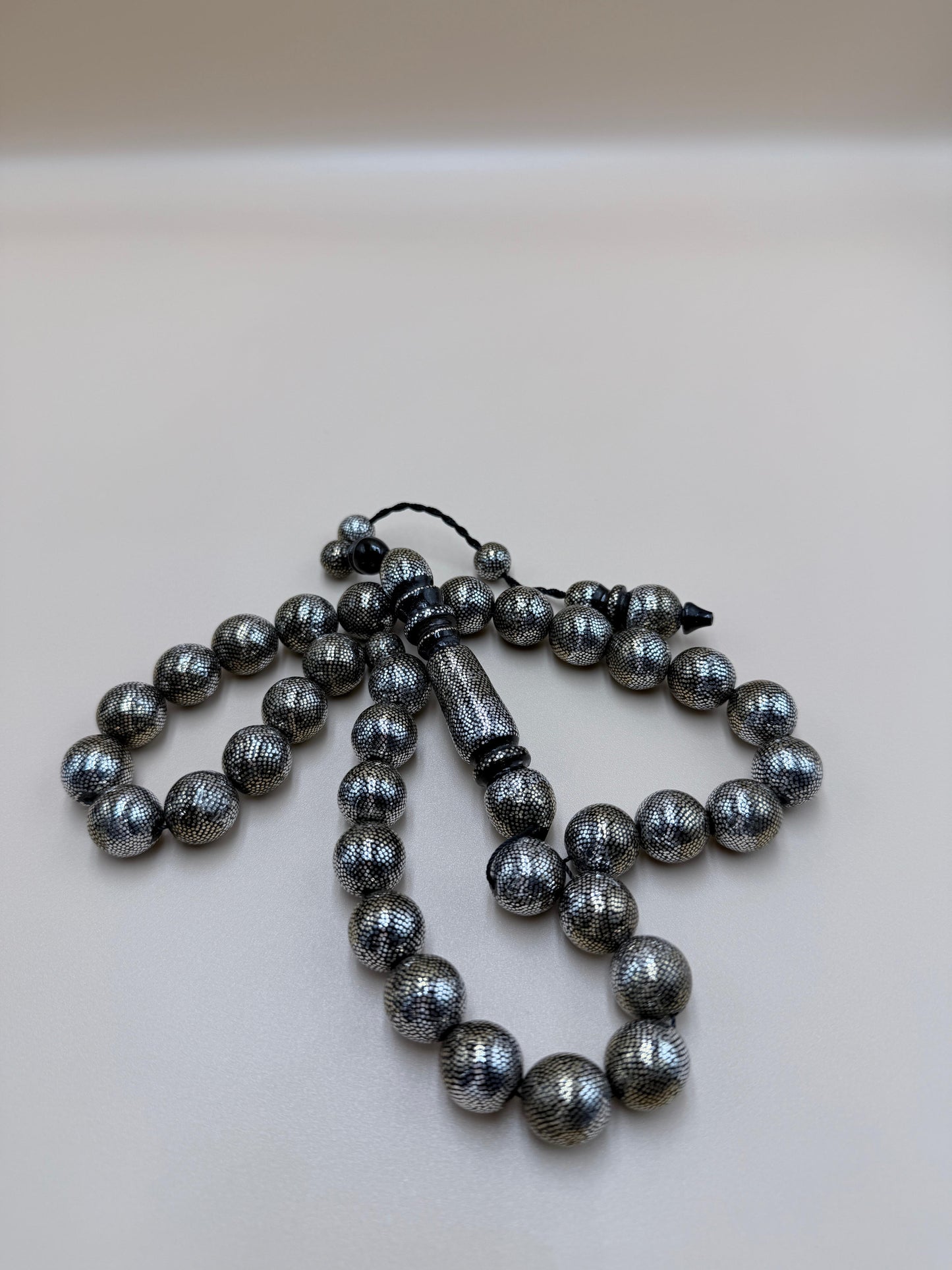 مسباح محمود طرزان – يسر بحر أحمر بتطعيم فضّة وسكروم، إصدار الشبح.
Mahmoud Tarzan rosary – Red Sea Yusr, inlaid with silver and scrom, Phantom edition.