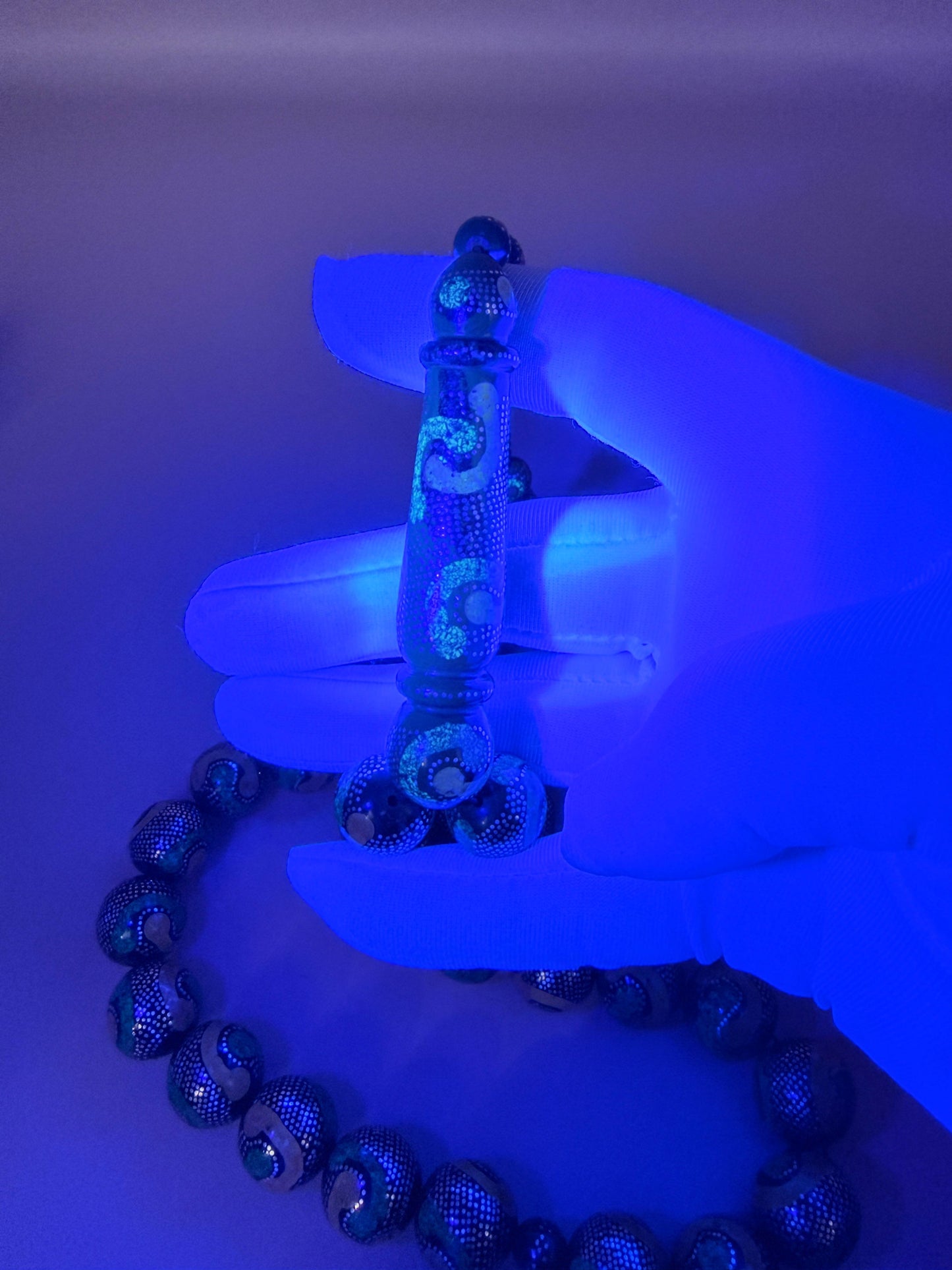 يسر بحر أحمر، مطعّم بالفضّة الخالصة عيار 925، ومزيّن بـ الكهرمان الطبيعي والملاكيت.
Red Sea Yusr, inlaid with 925 sterling silver, adorned with natural amber and malachite.