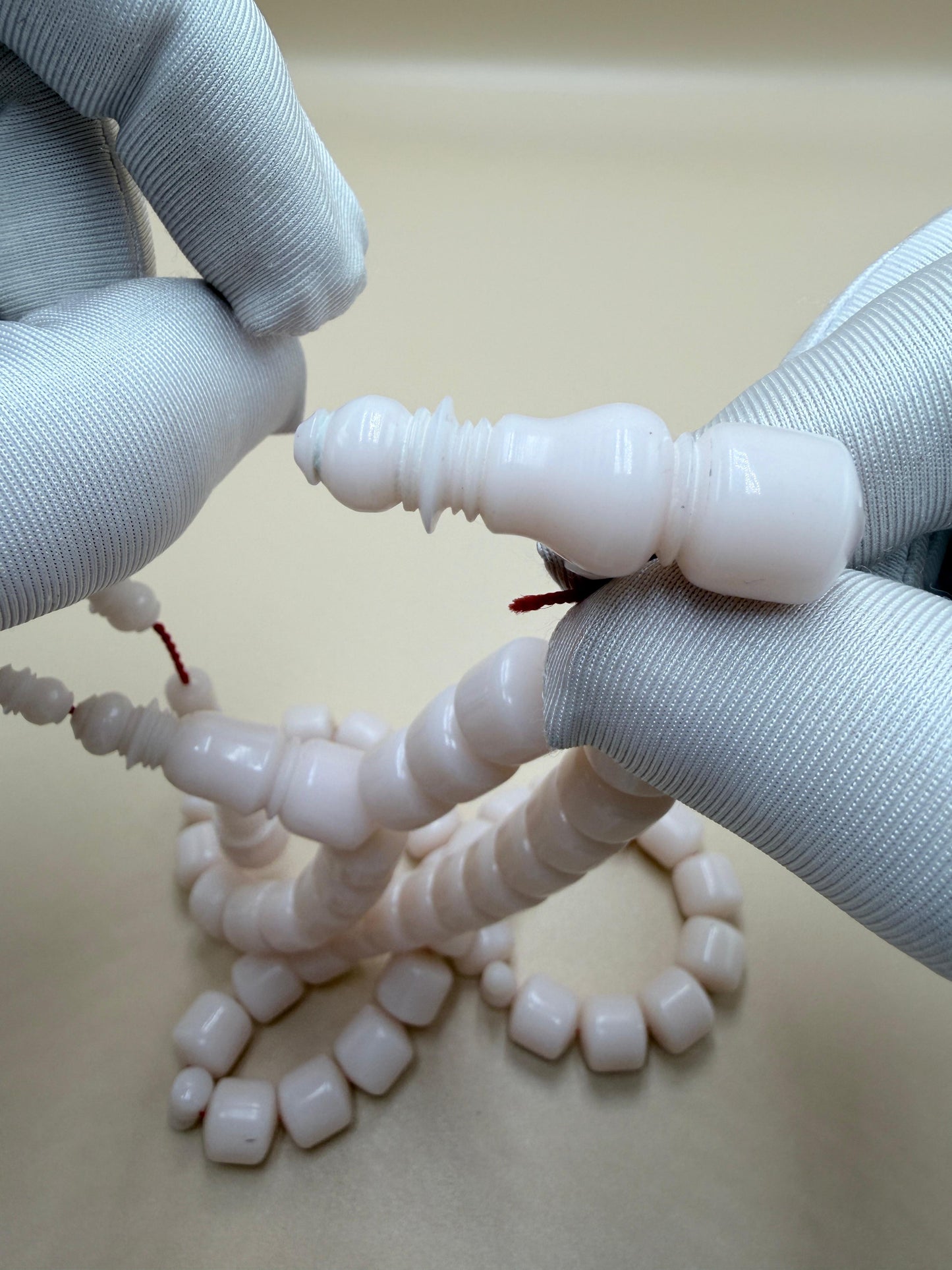 مسباح دومينو صب جديد، مع أمامة احتياطية وكبوس.

New Domino Misbah, with an extra head and cap.