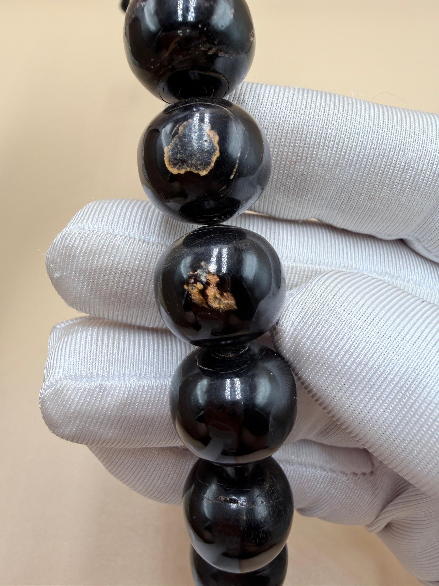 يسر بحر أحمر ساده
أنتيك قديم – حجم جامبو
مع شاهد مطعّم بالعاج
Plain Red Sea Yusr
Antique –