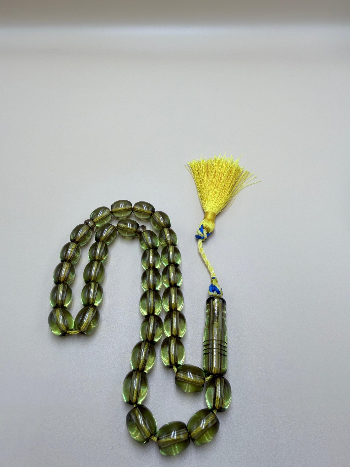 مسباح سندلوس شفاف أخضر — قطعة نوادر.
Misbah made of transparent green Sandalus — a rare piece.