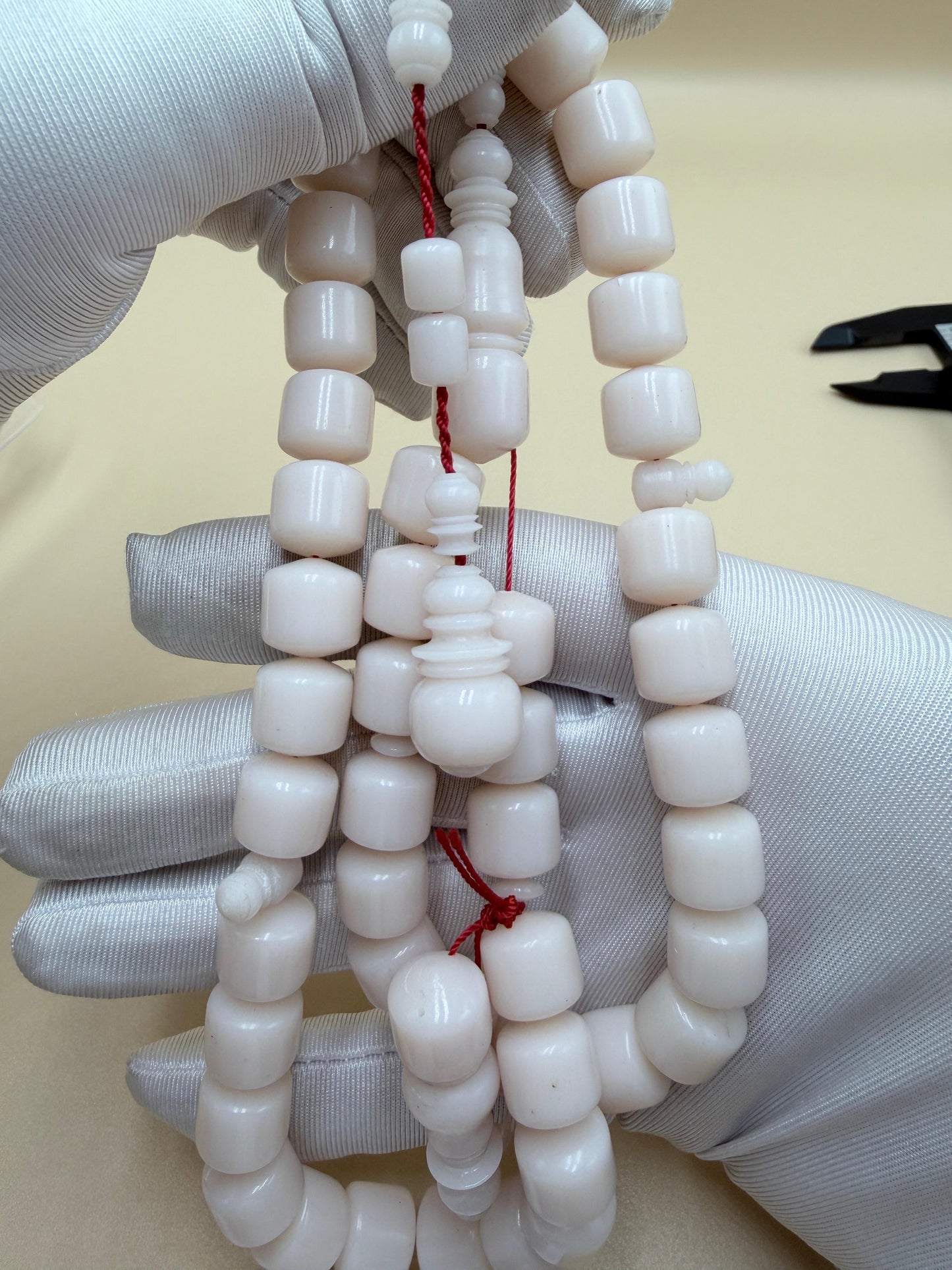 مسباح دومينو صب جديد، مع أمامة احتياطية وكبوس.

New Domino Misbah, with an extra head and cap.