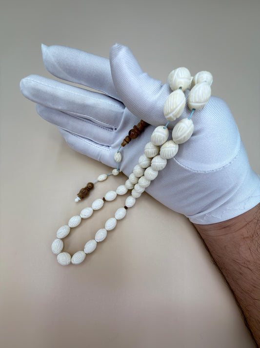 مسباح عظم جمل مع شاهد وفواصل كوك منحوتة يدويا
Camel Bone Misbaha with hand-carved Koka (coconut) shahid and spacers, crafted with fine traditional details